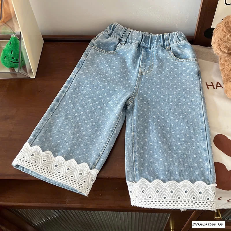 JEANS SUÔNG CHẤM BI GẤU VIỀN REN