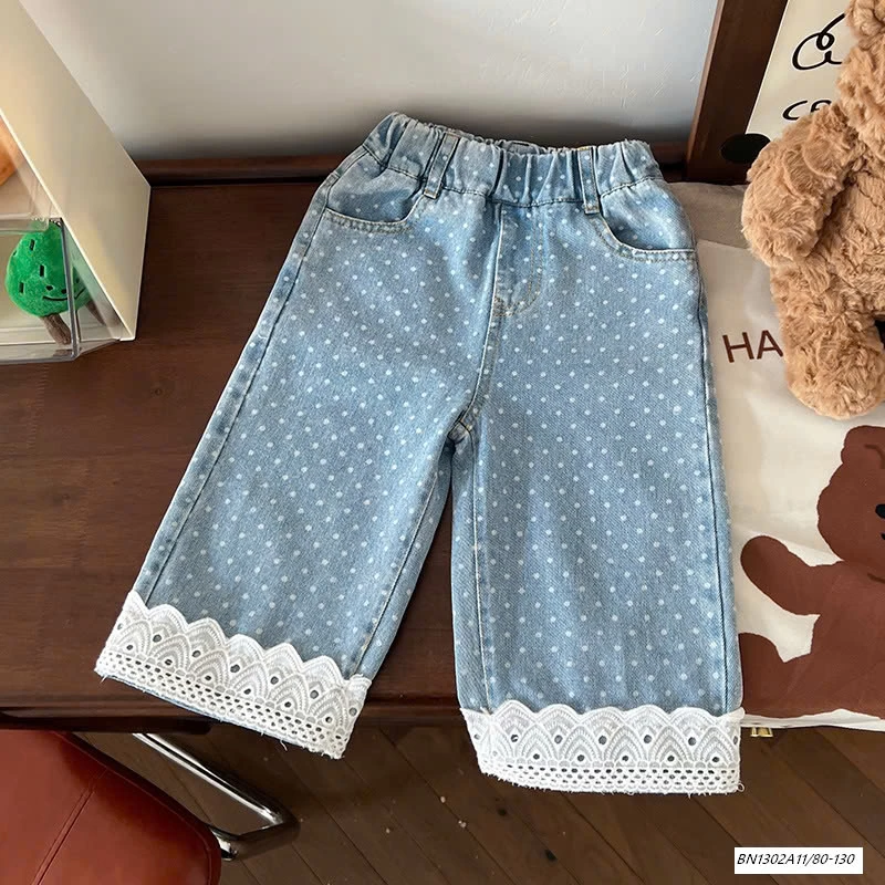 JEANS SUÔNG CHẤM BI GẤU VIỀN REN