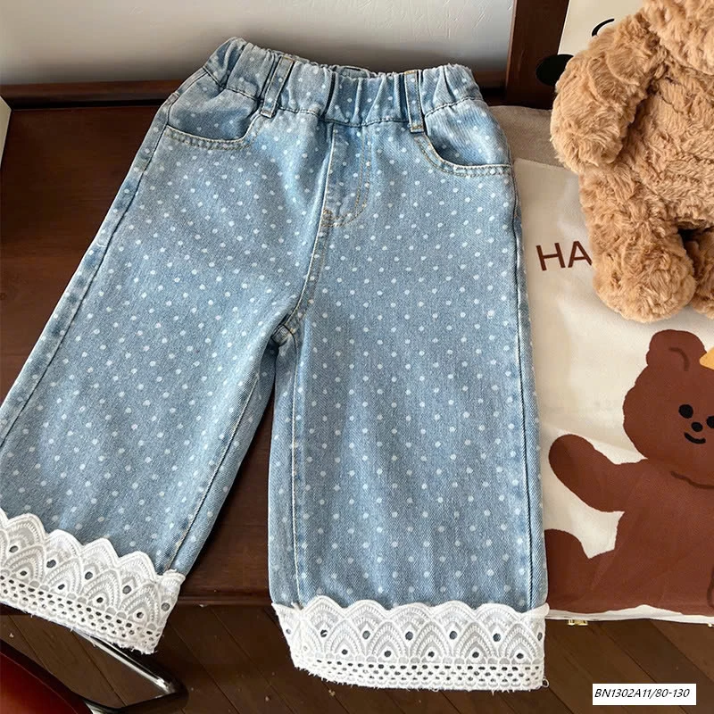 JEANS SUÔNG CHẤM BI GẤU VIỀN REN