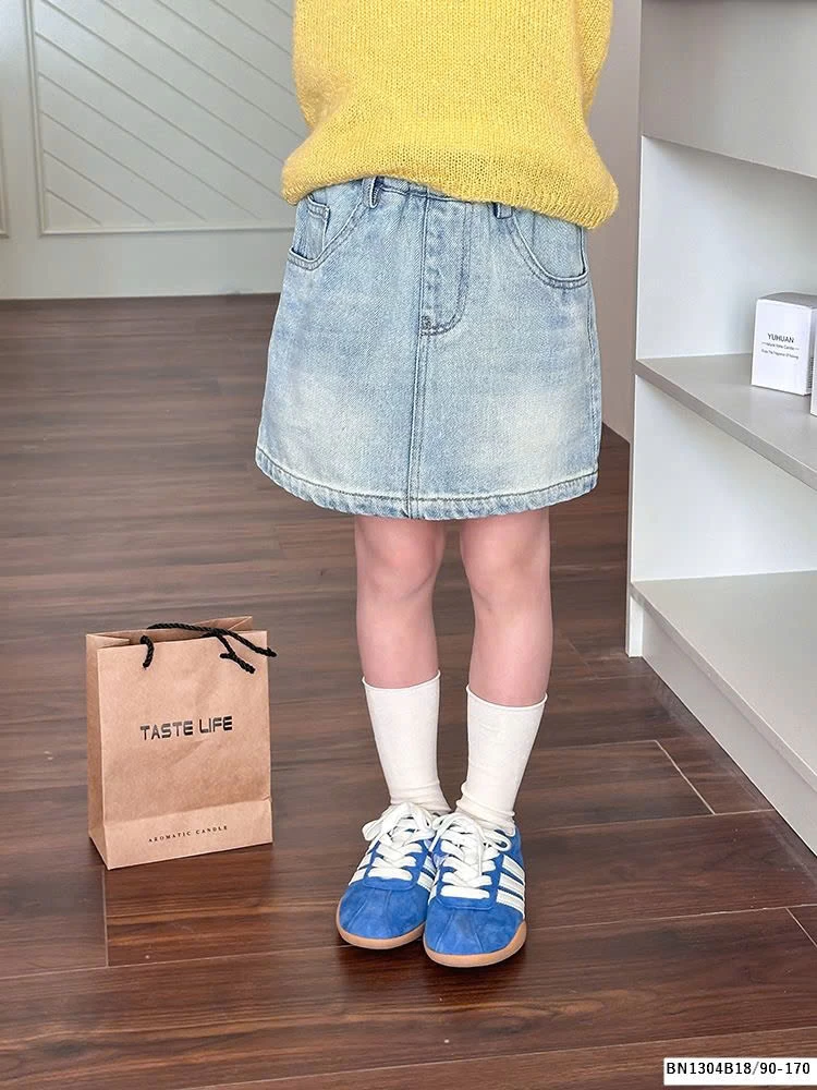 CHÂN VÁY JEAN CHỮ A BẠC MÀU AMBB  25A040