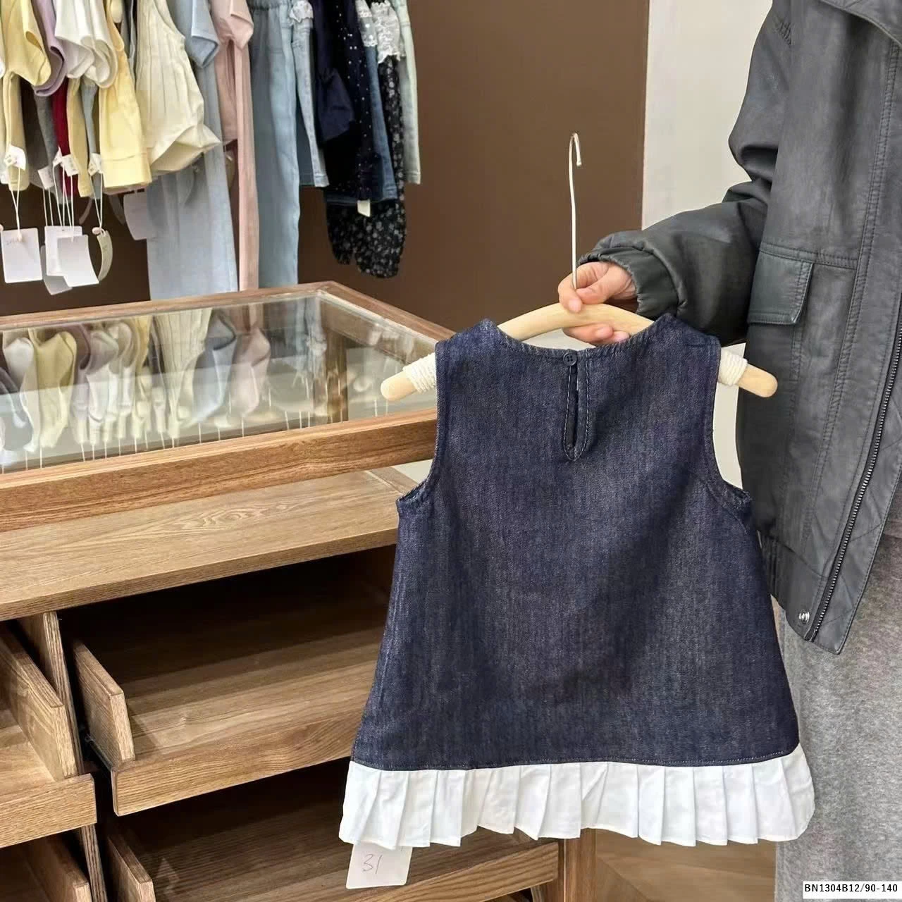 VÁY DENIM NƠ SÁT NÁCH PHỐI XẾP LY BG