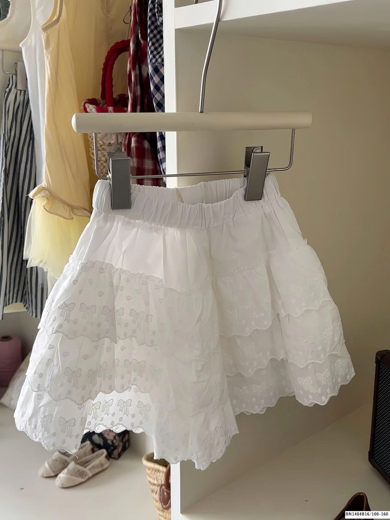 CHÂN VÁY TRẮNG REN TẦNG THÊU NƠ