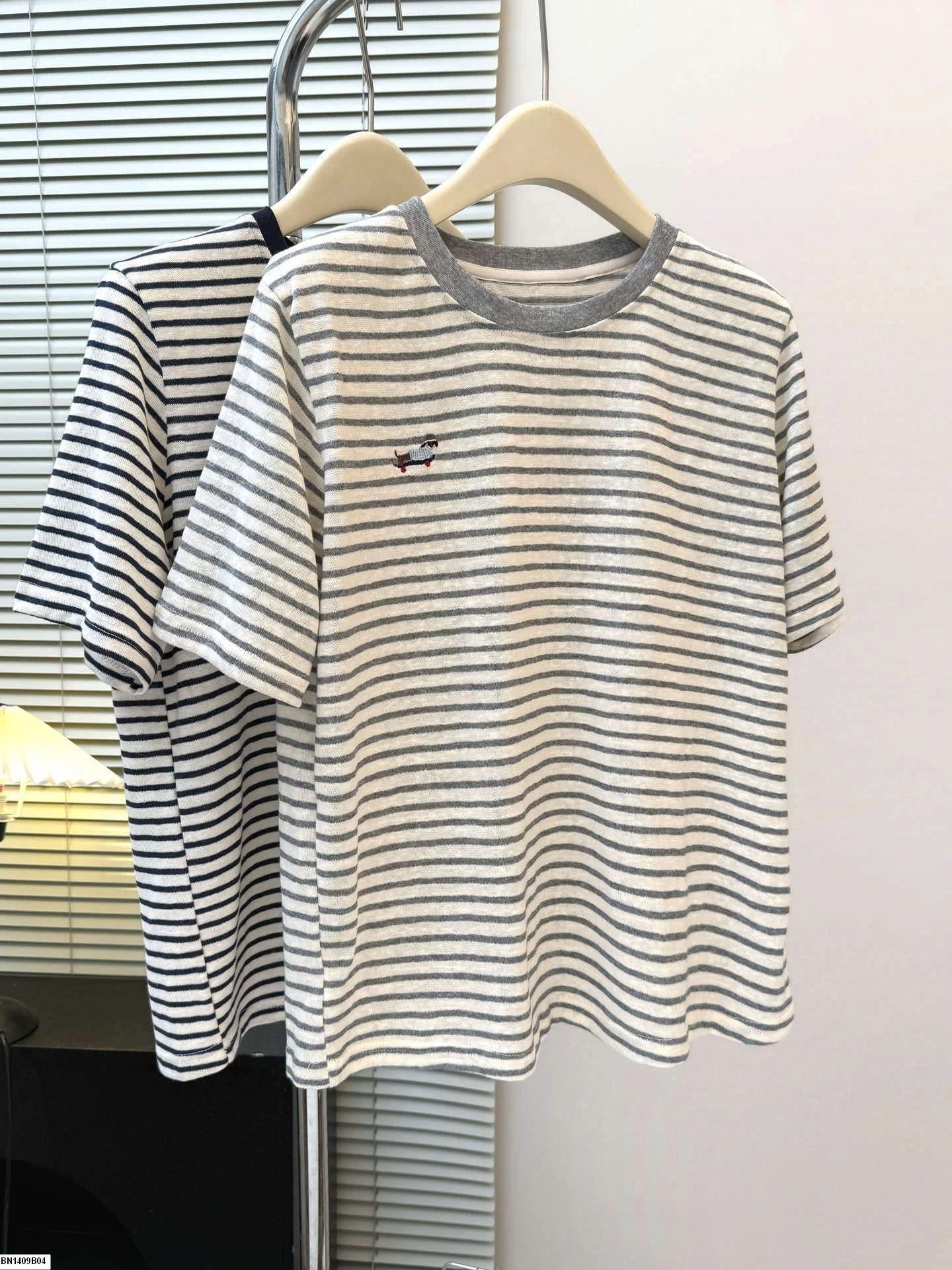 ÁO THUN KẺ THÊU CÚN