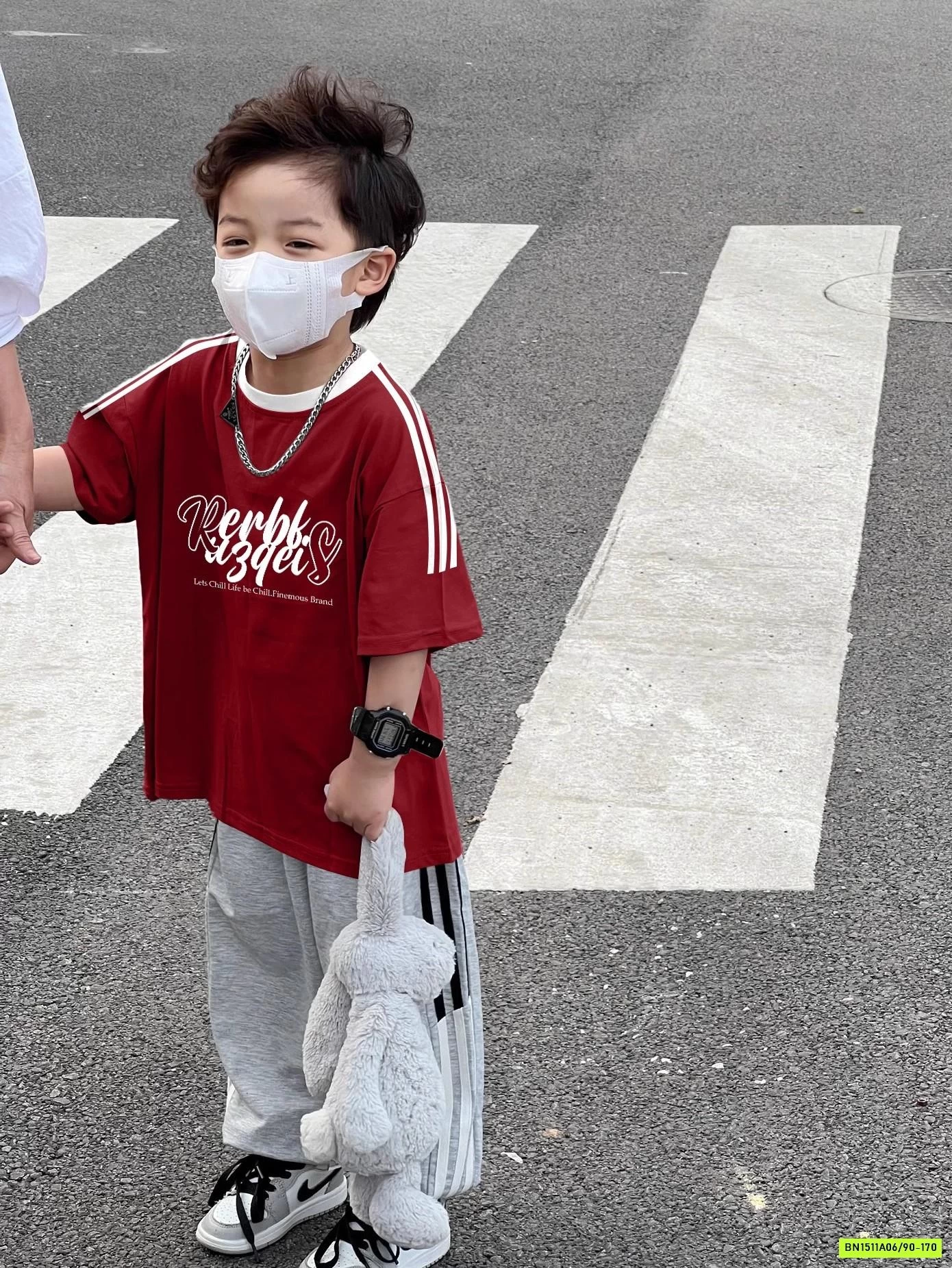 ÁO THUN ĐỎ IN CHỮ SỌC VAI