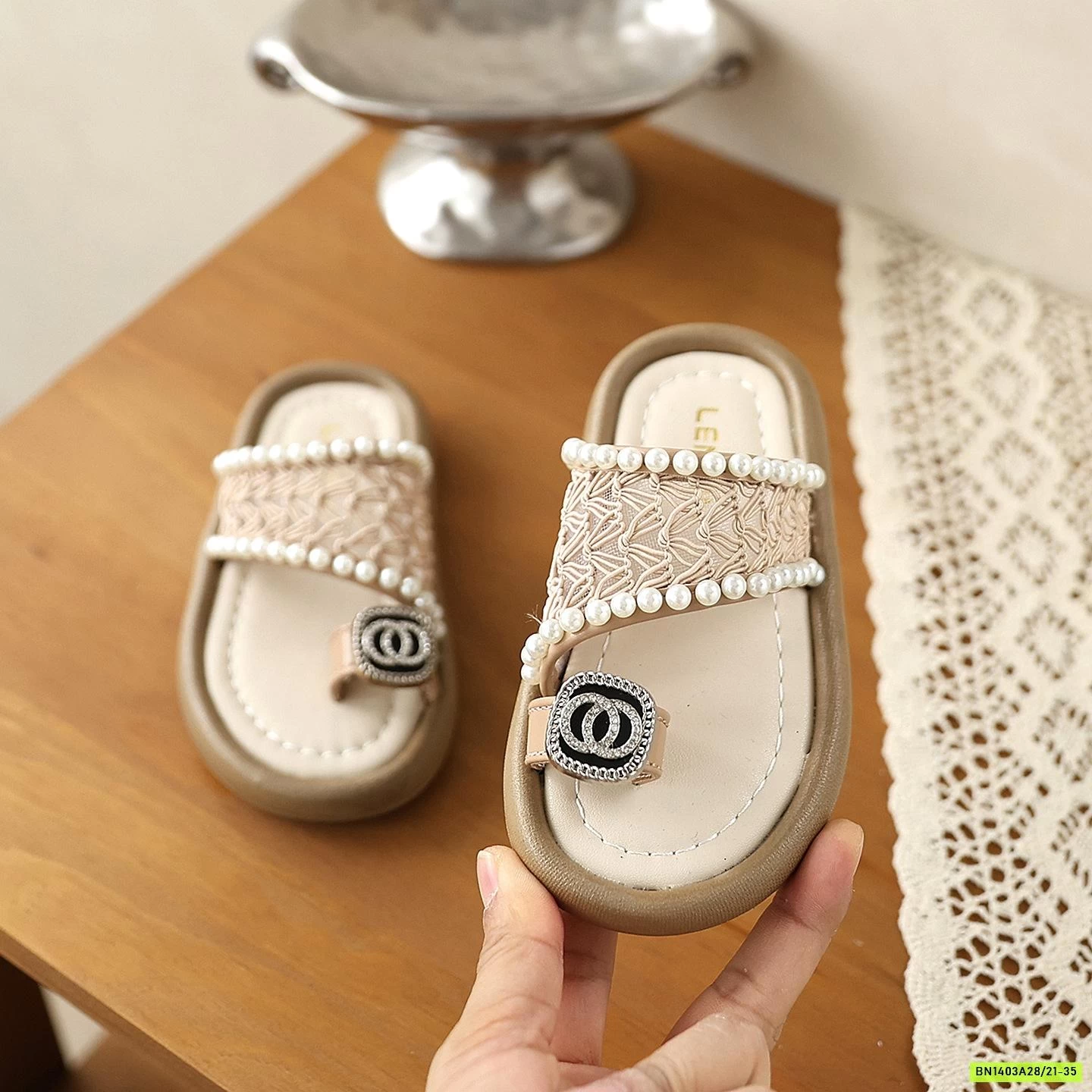 XỎ NGÓN QUAI REN BÉ GÁI