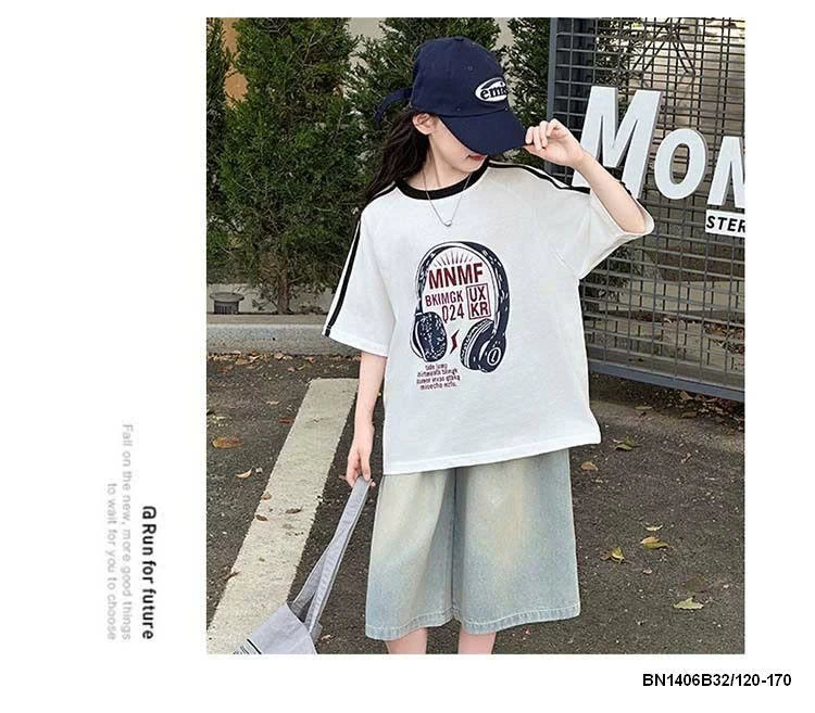 ÁO THUN TAI NGHE MIX QUẦN NGỐ JEAN BẠC MÀU