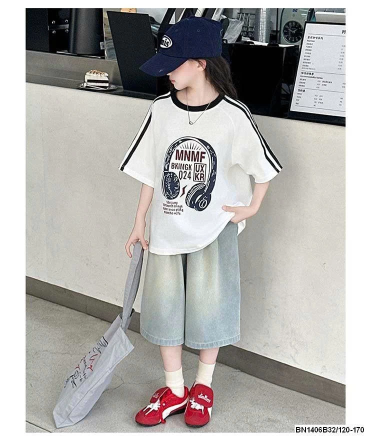 ÁO THUN TAI NGHE MIX QUẦN NGỐ JEAN BẠC MÀU