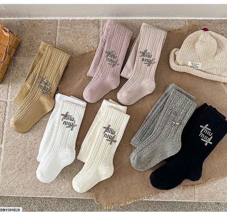 QUẦN TẤT MIU MIU GẮN NƠ