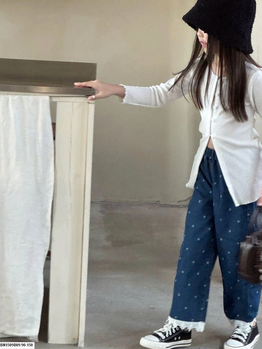 Quần jean phối ren chấm bi