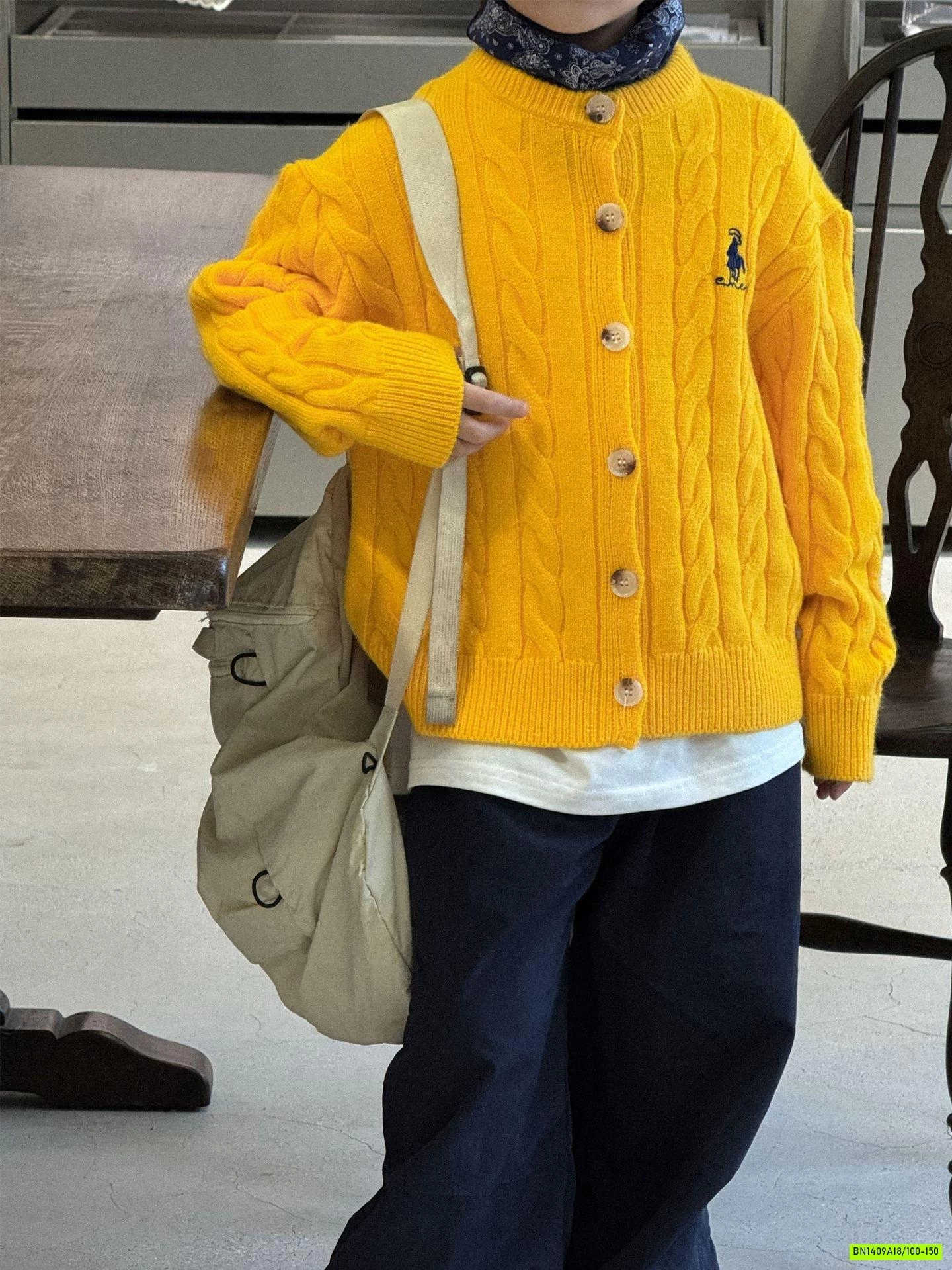 KHOÁC LEN VẶN THỪNG LOGO NGỰC