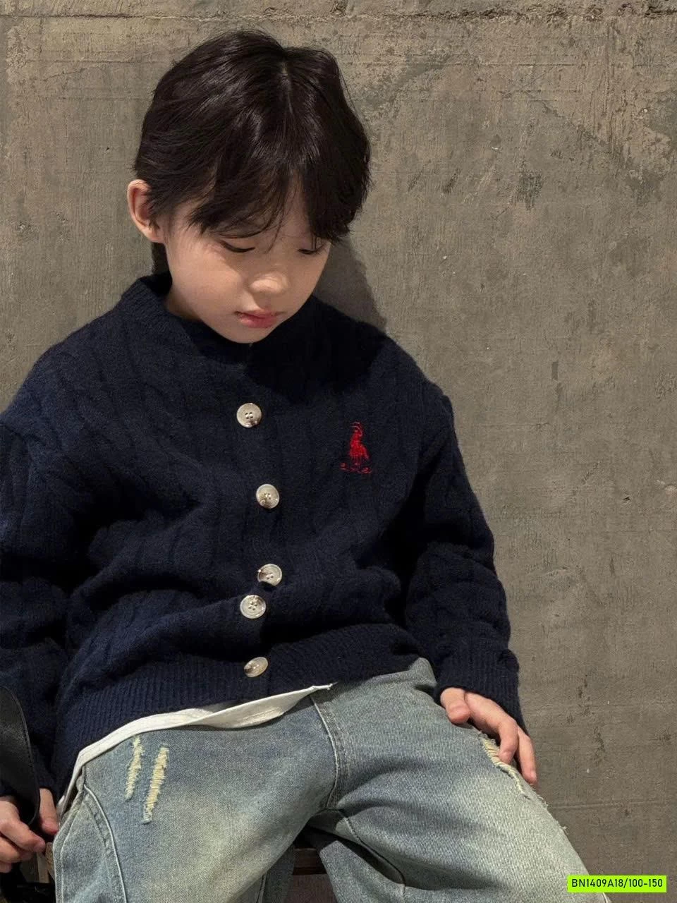 KHOÁC LEN VẶN THỪNG LOGO NGỰC