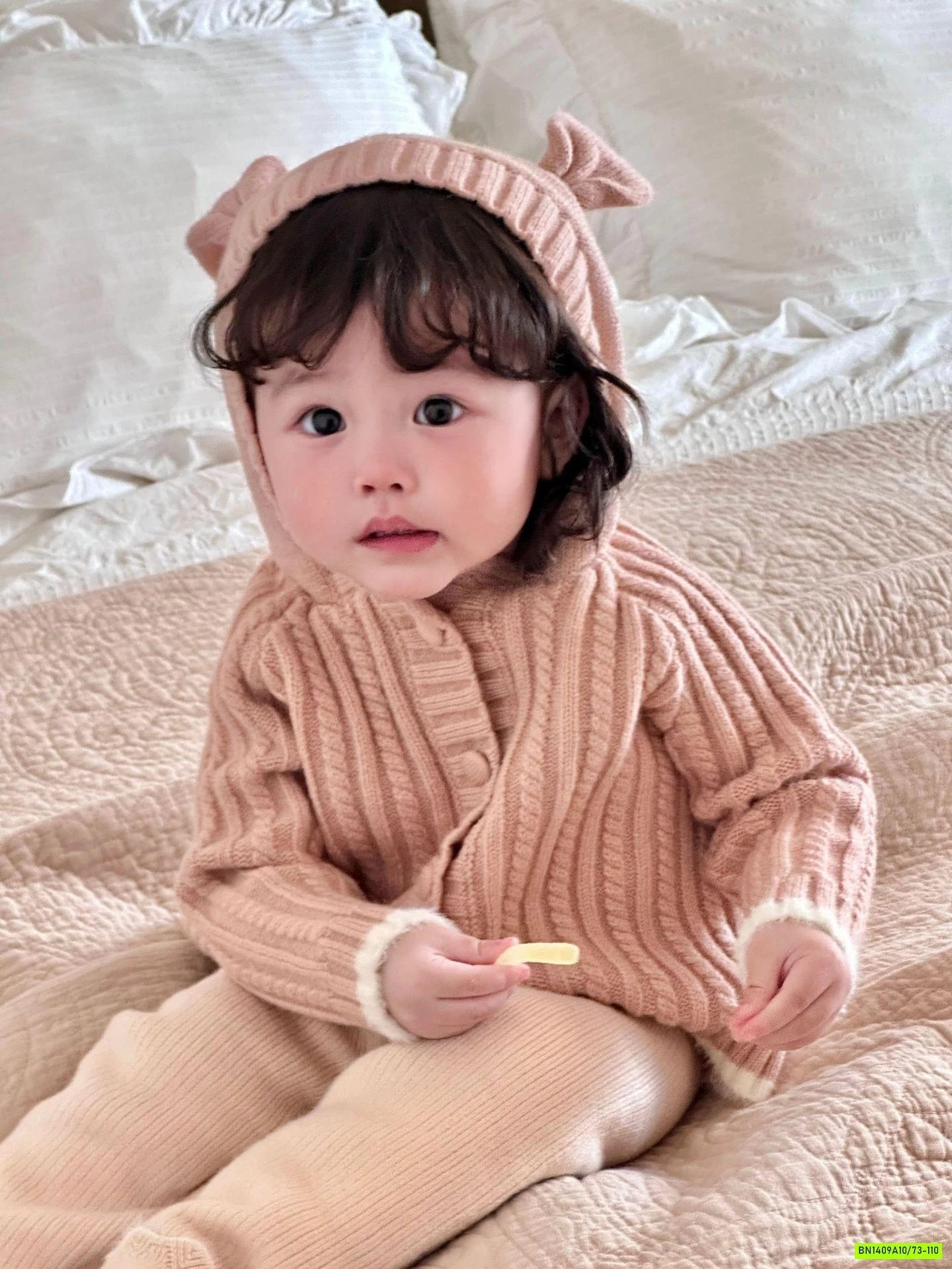 KHOÁC LEN LIỀN MŨ TAI THỎ CUTEMILY