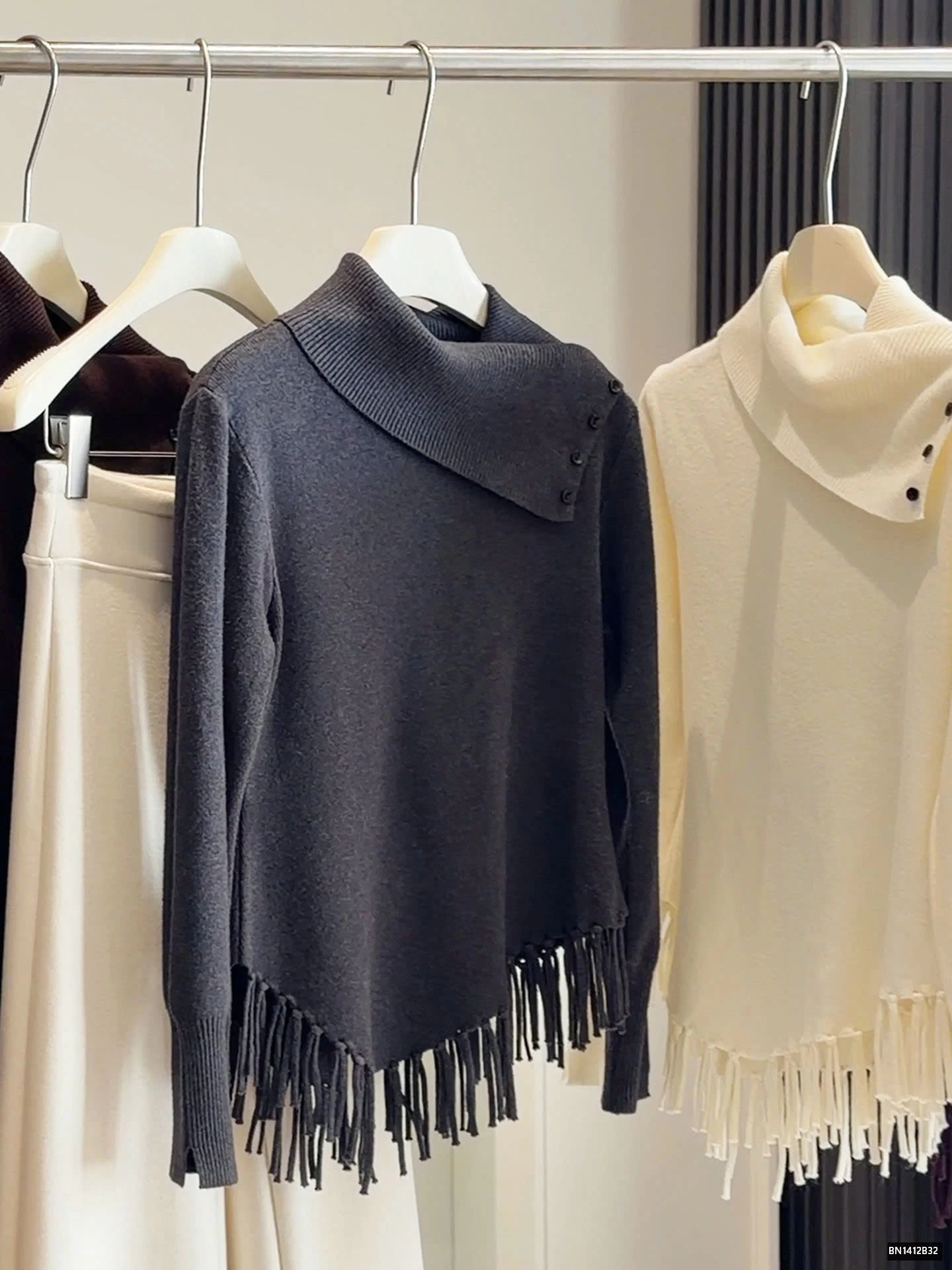 ÁO LEN CỔ BẺ TUA RUA