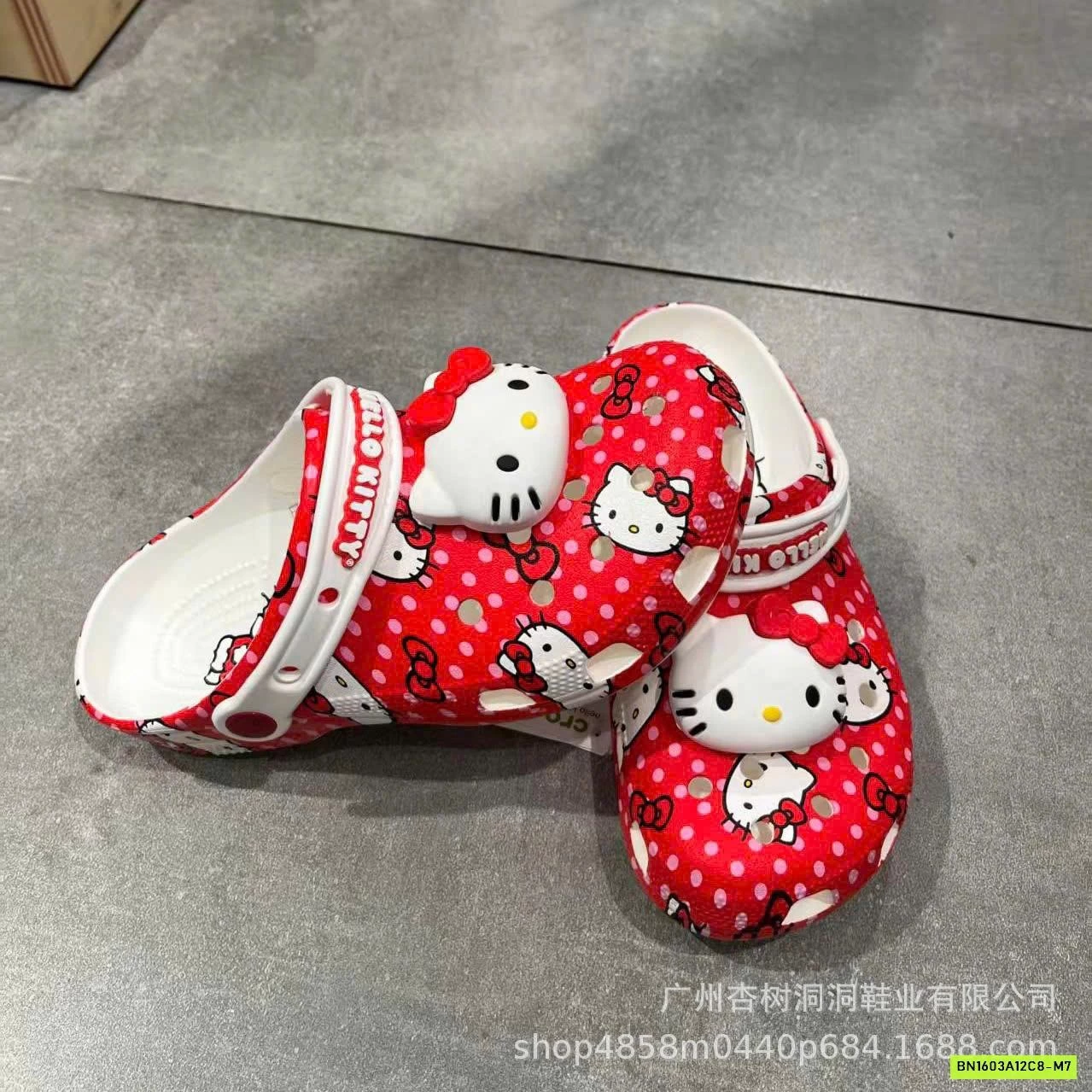 SỤC CROCS KÈM CHARM KITTY CHO MẸ VÀ BÉ