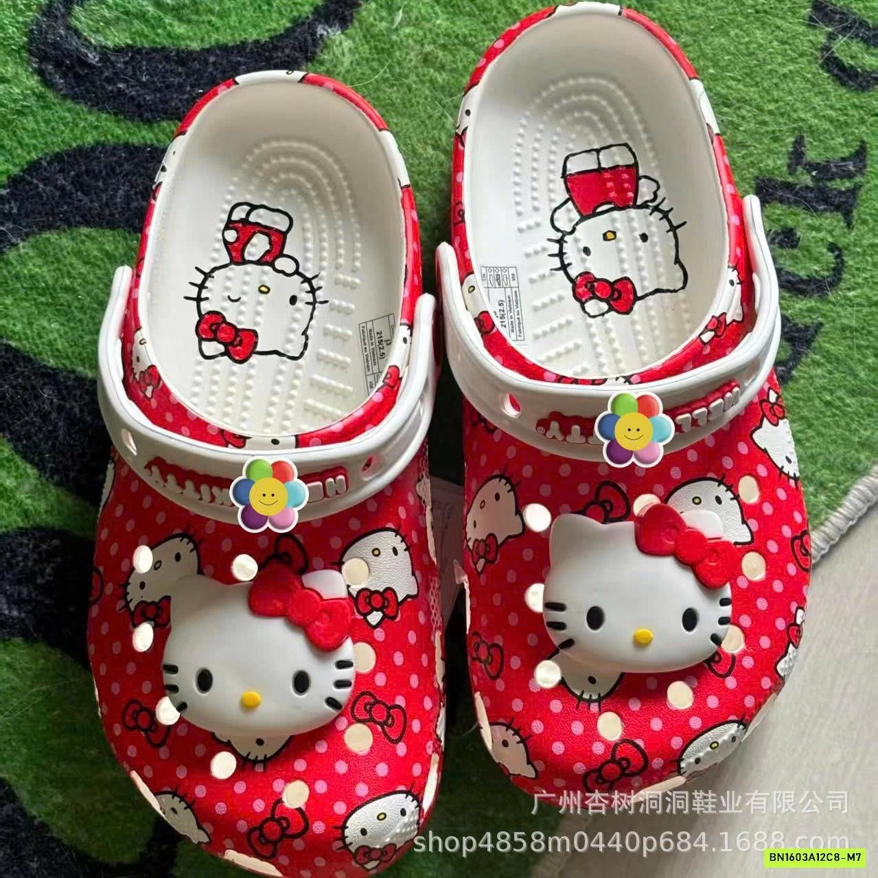 SỤC CROCS KÈM CHARM KITTY CHO MẸ VÀ BÉ