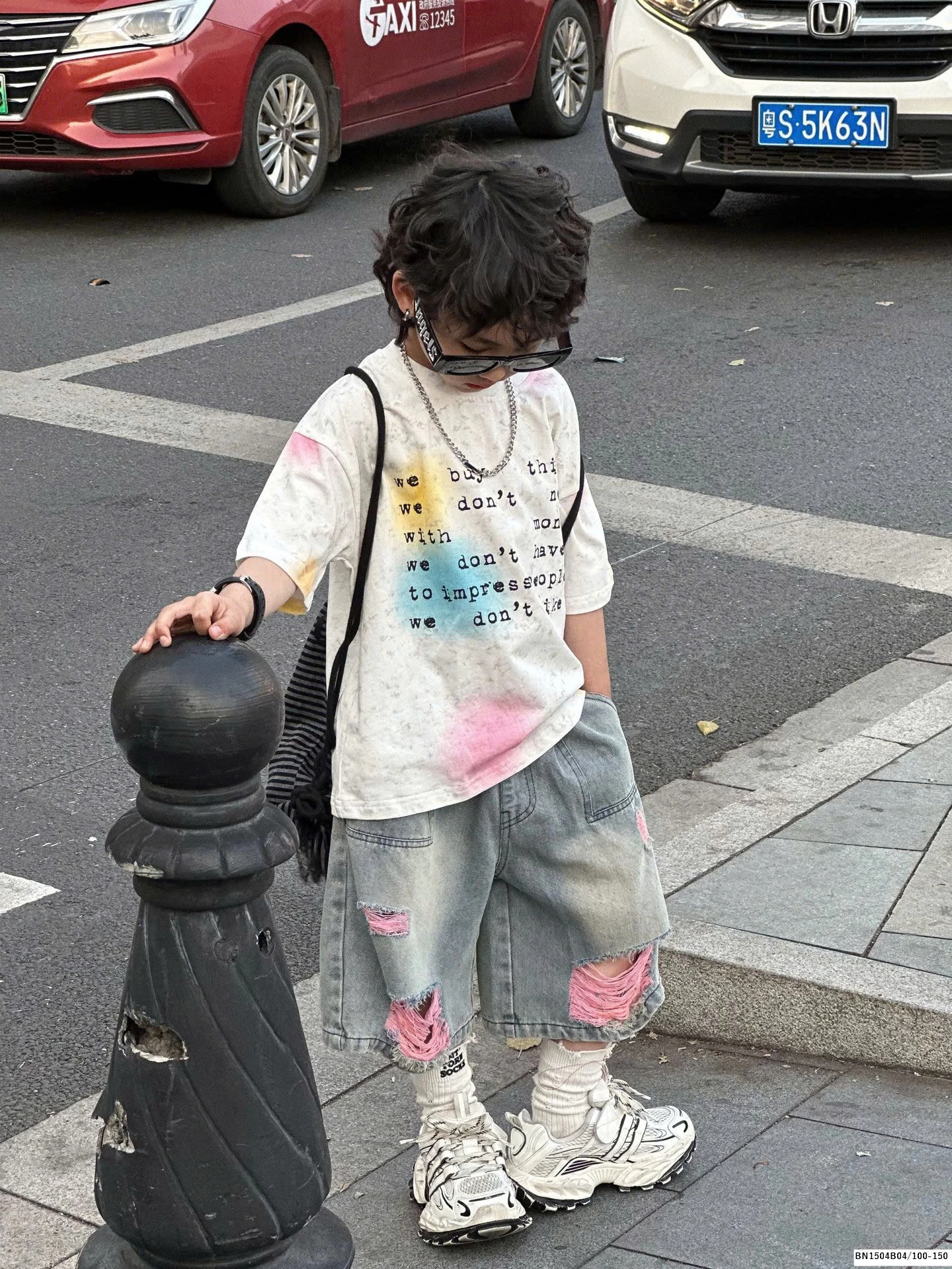 SÉT ÁO CHỮ SƠN MÀU MIX QUẦN JEAN RÁCH CHỈ HỒNG