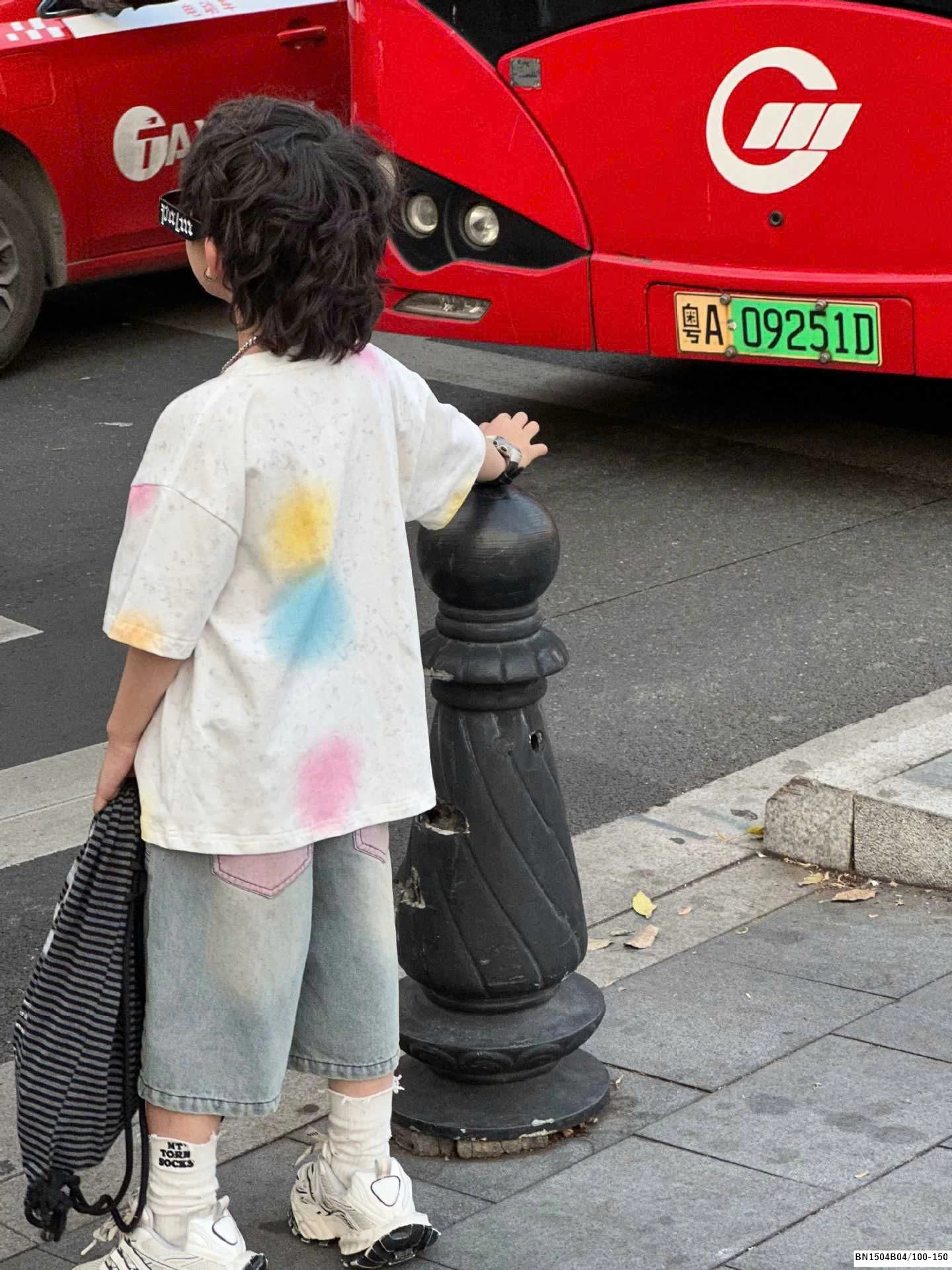 SÉT ÁO CHỮ SƠN MÀU MIX QUẦN JEAN RÁCH CHỈ HỒNG