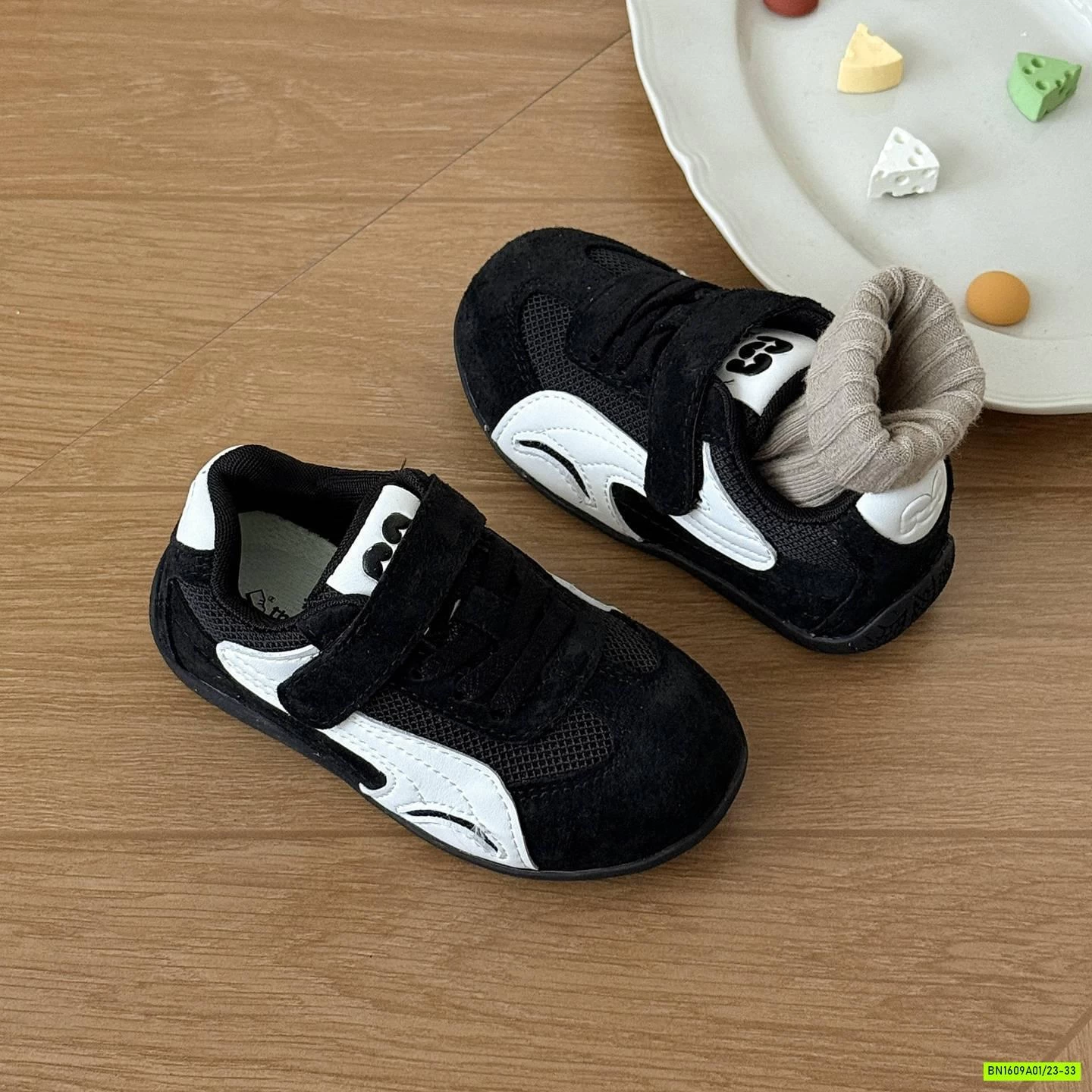 GIÀY THỂ THAO PHỐI MÀU QUAI DÁN