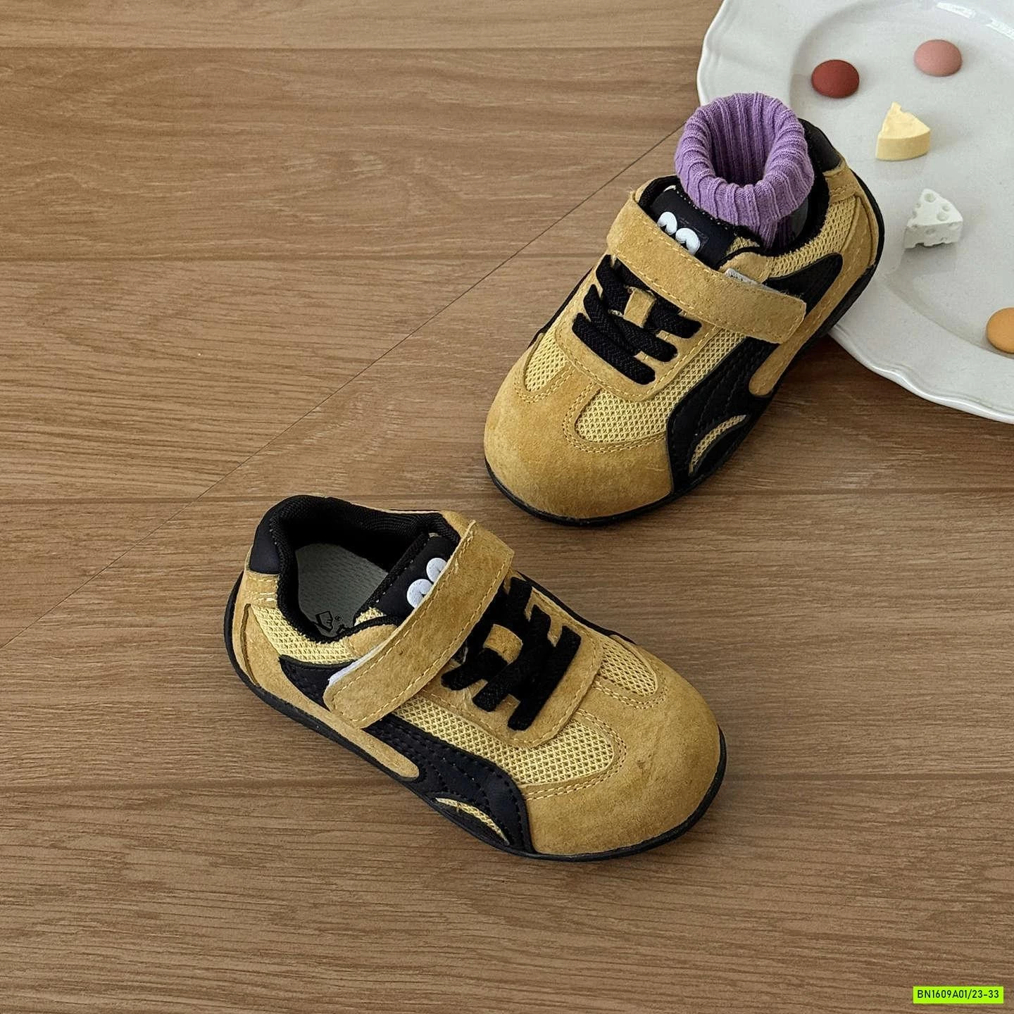 GIÀY THỂ THAO PHỐI MÀU QUAI DÁN