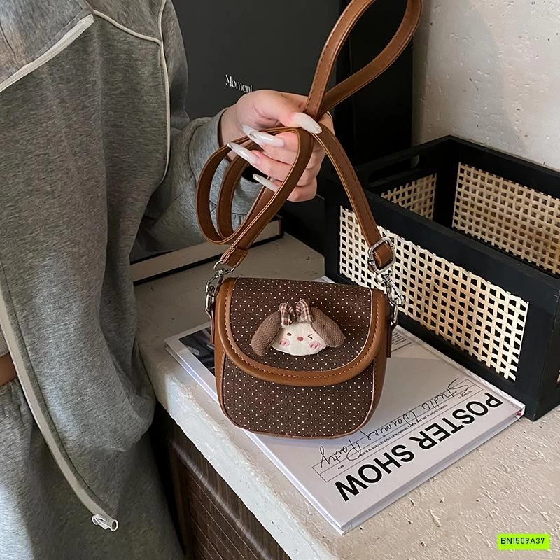 TÚI ĐEO CHÉO GẮN BÚP BÊ DỄ THƯƠNG