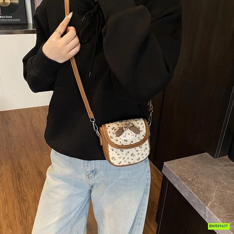 TÚI ĐEO CHÉO GẮN BÚP BÊ DỄ THƯƠNG