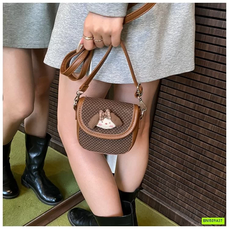 TÚI ĐEO CHÉO GẮN BÚP BÊ DỄ THƯƠNG