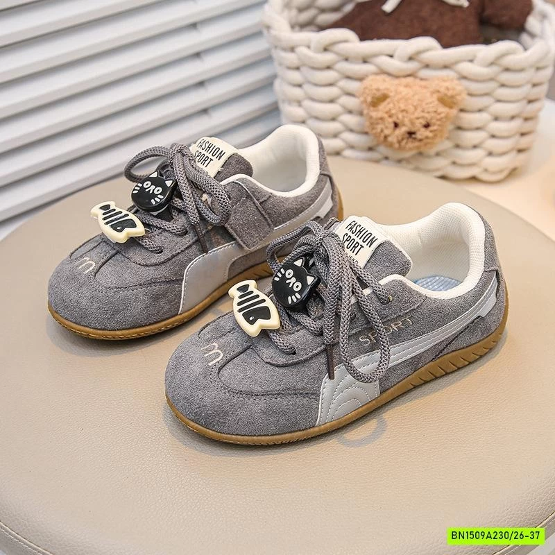 GIÀY THỂ THAO DA LỘN THÊU CHỮ M