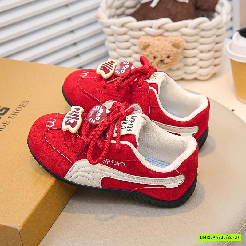 GIÀY THỂ THAO DA LỘN THÊU CHỮ M