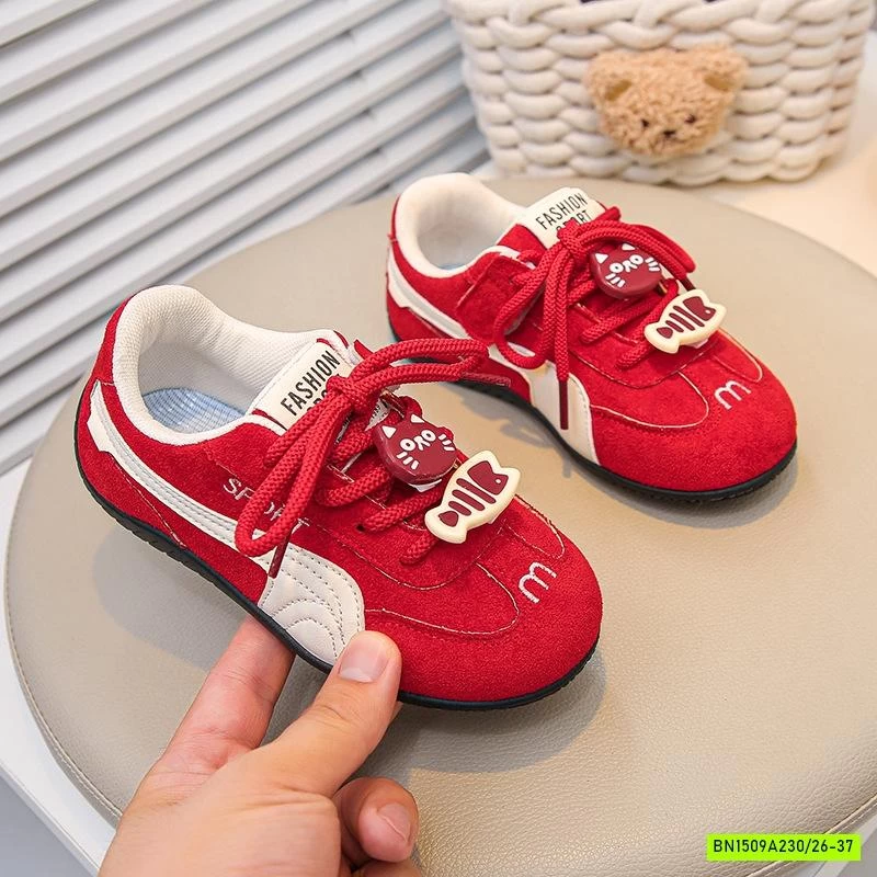 GIÀY THỂ THAO DA LỘN THÊU CHỮ M