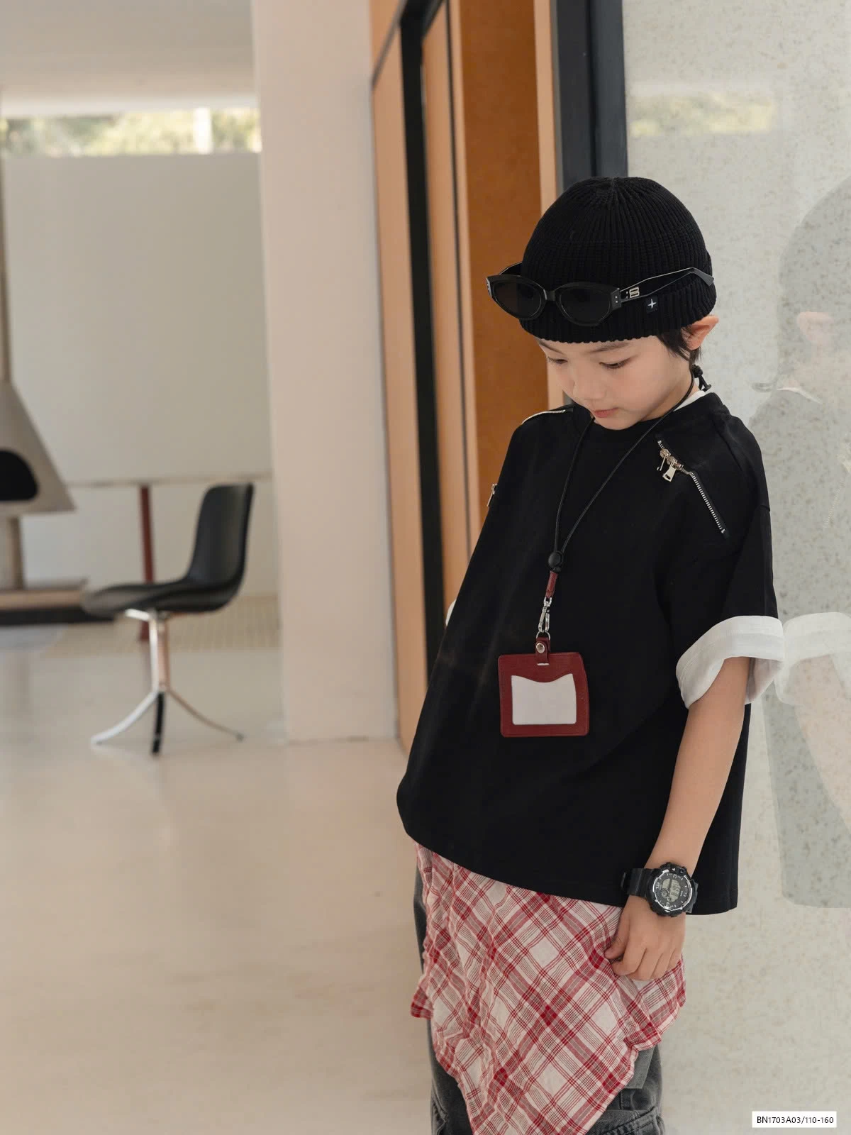 ÁO THUN ĐEN KHÓA VAI