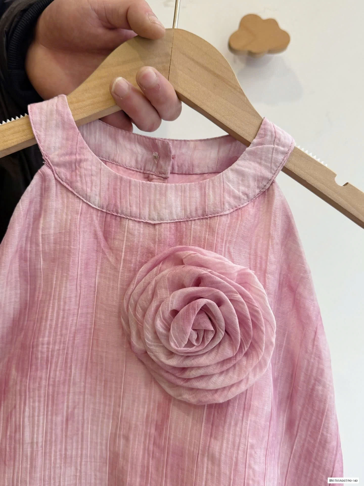 ĐẦM CỔ YẾM GẮN HOA HỒNG