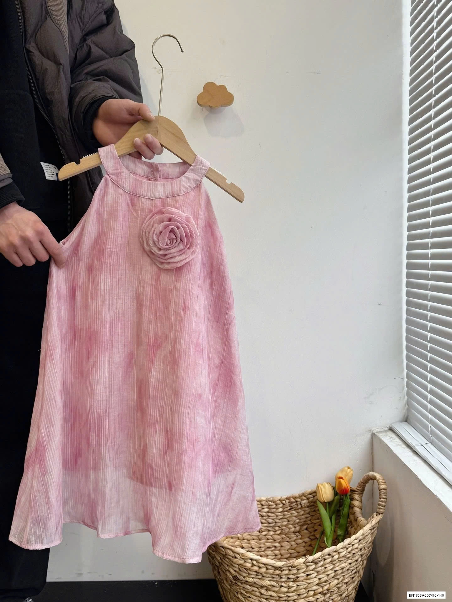 ĐẦM CỔ YẾM GẮN HOA HỒNG