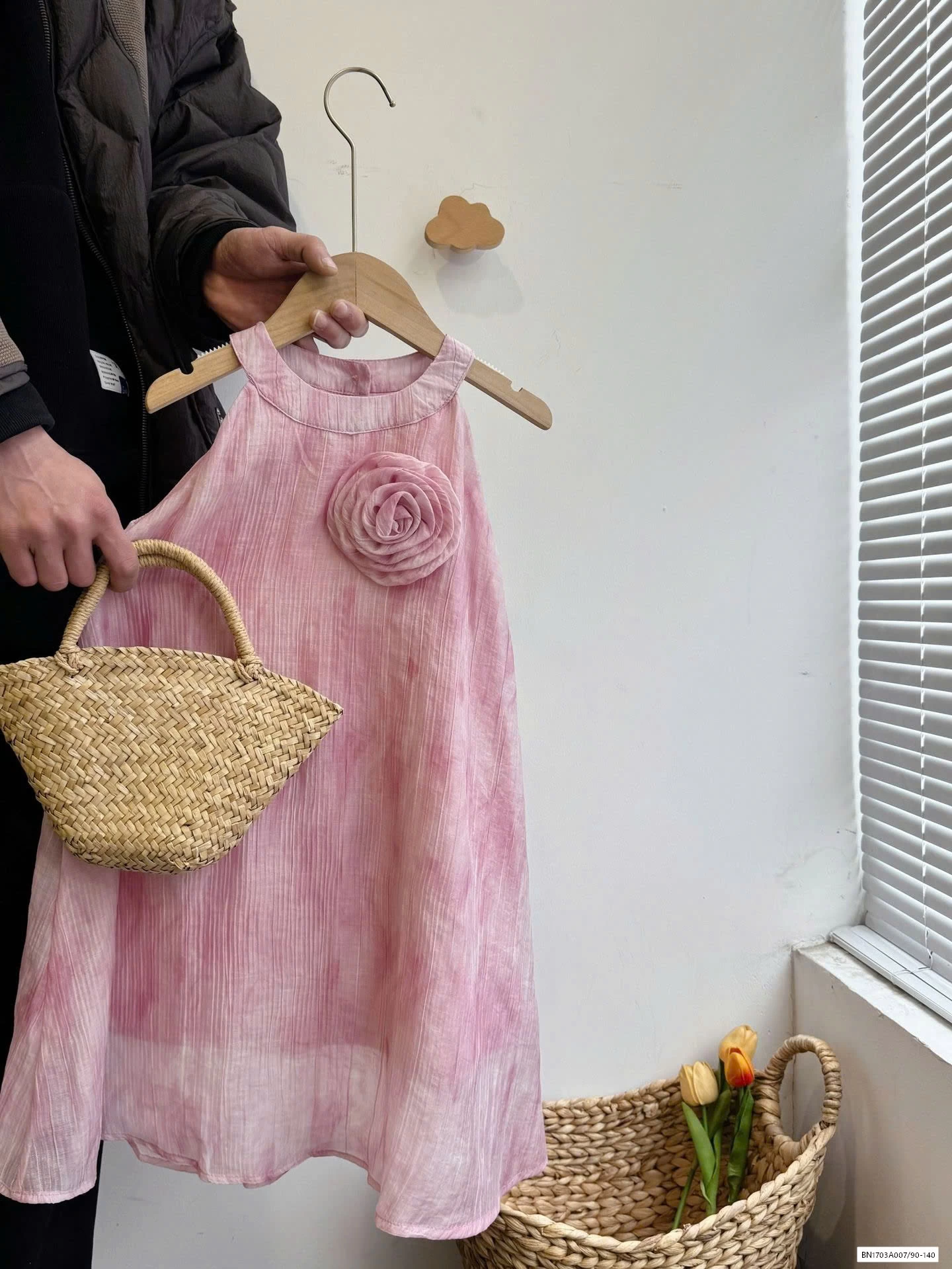 ĐẦM CỔ YẾM GẮN HOA HỒNG