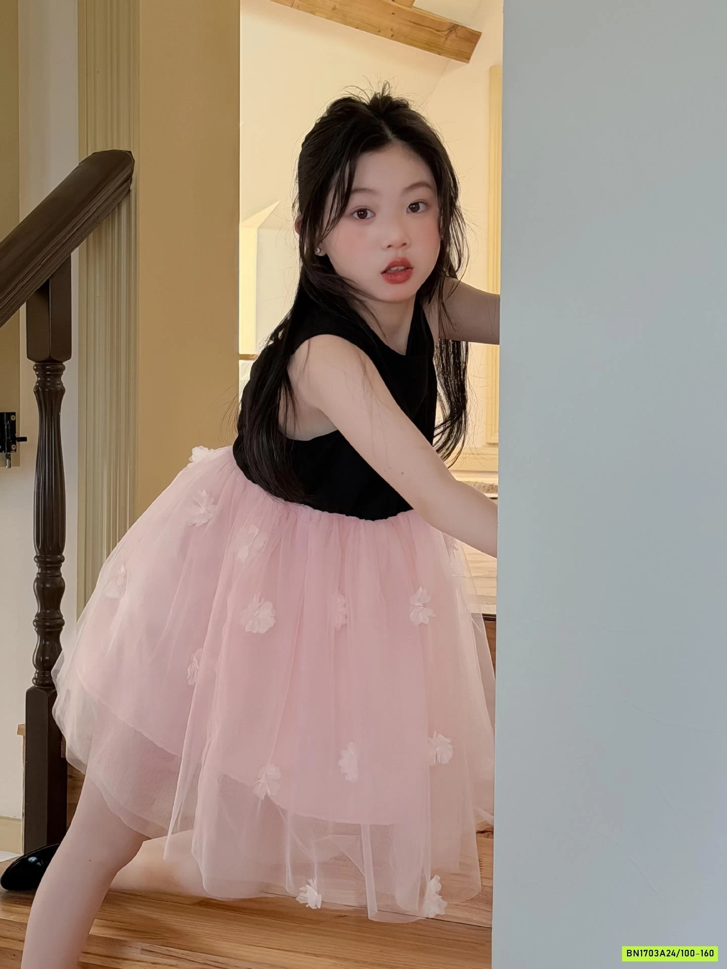 ĐẦM ĐEN SÁT NÁCH PHỐI CHÂN VOAN HOA HỒNG