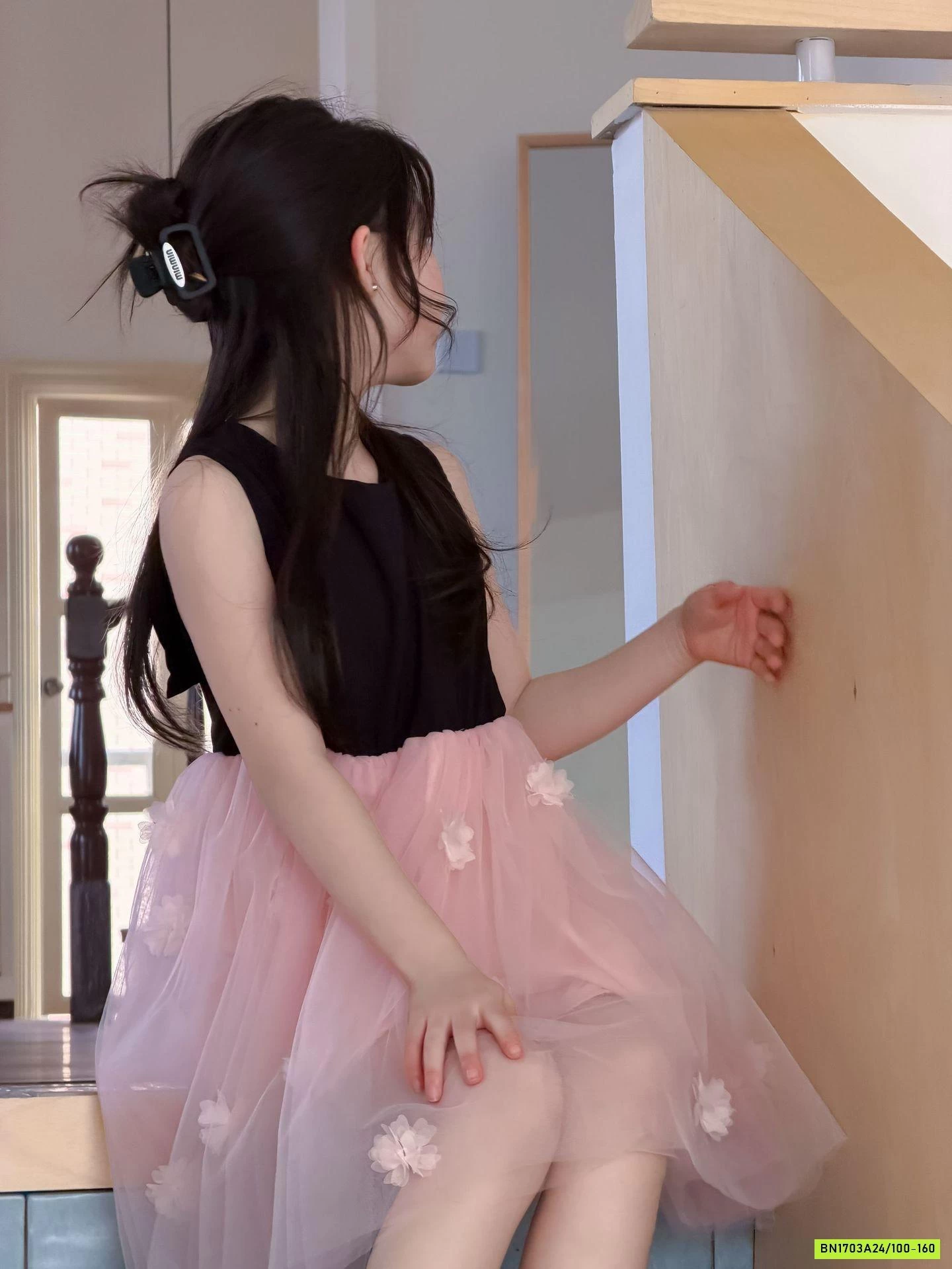 ĐẦM ĐEN SÁT NÁCH PHỐI CHÂN VOAN HOA HỒNG