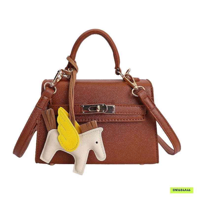 TÚI XÁCH KÈM CHARM NGỰA