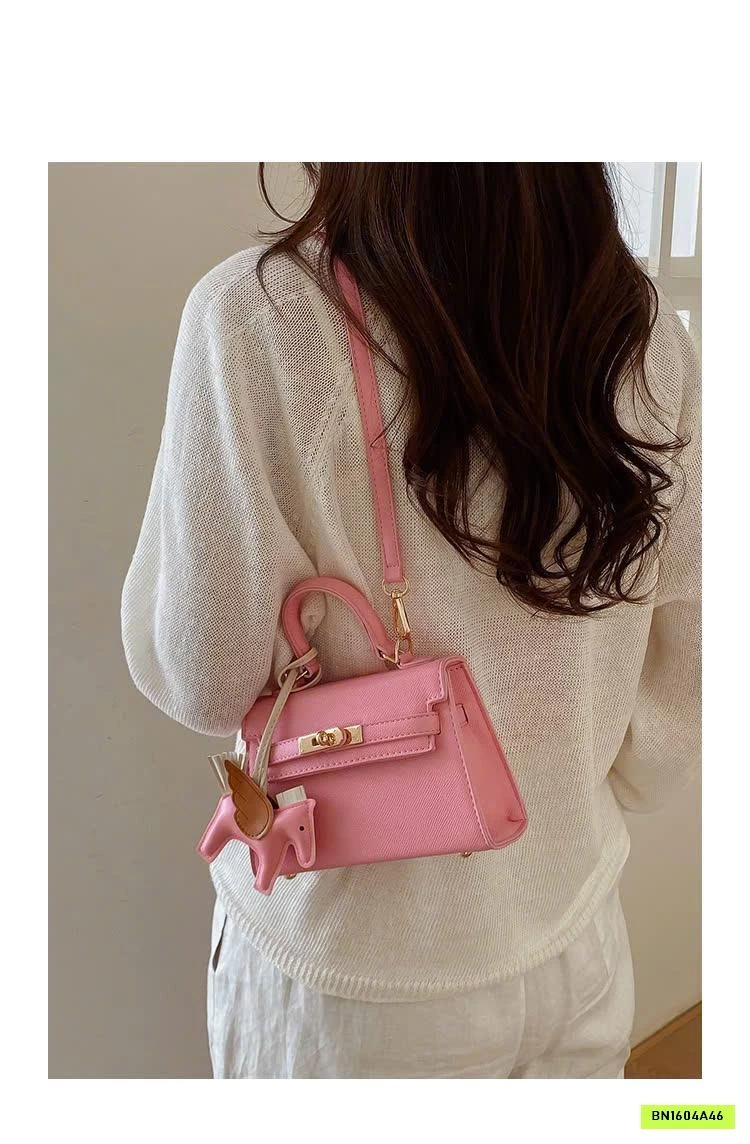 TÚI XÁCH KÈM CHARM NGỰA