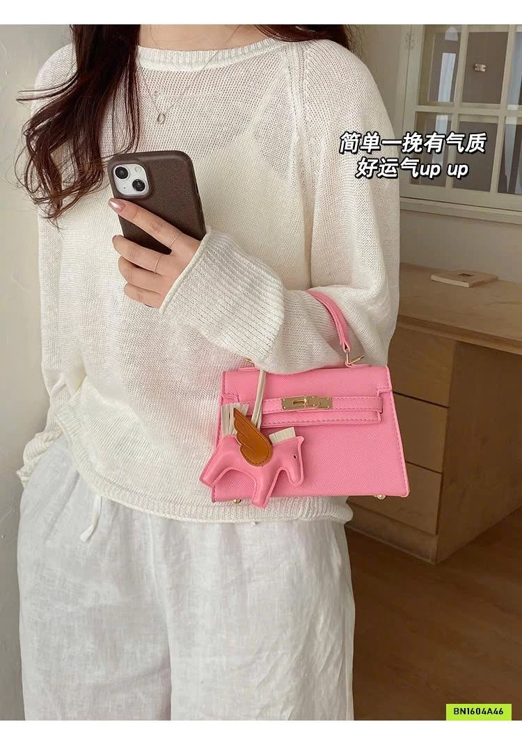 TÚI XÁCH KÈM CHARM NGỰA