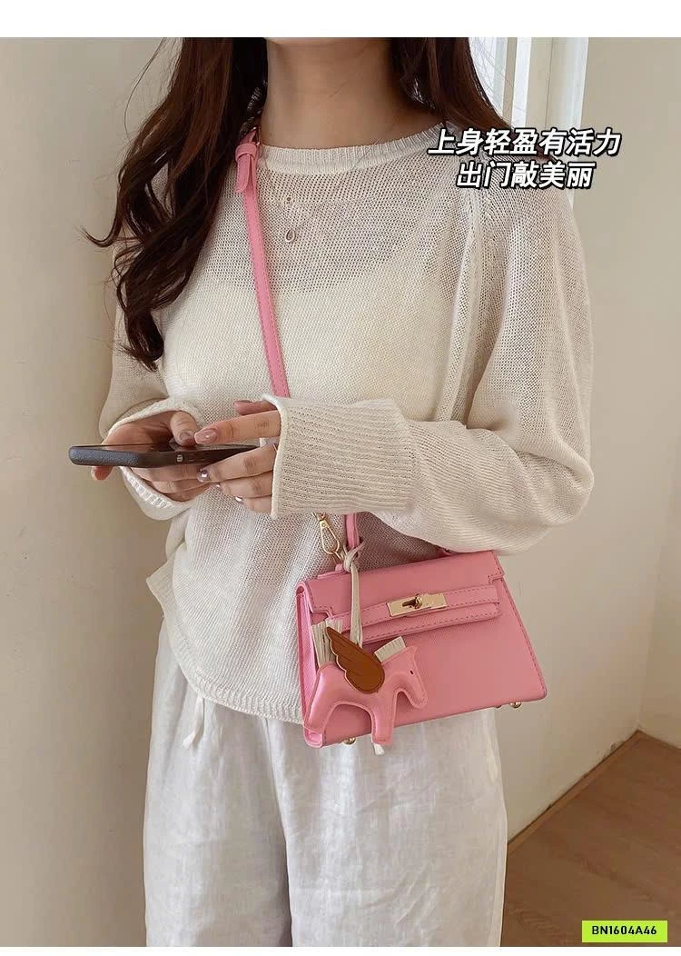 TÚI XÁCH KÈM CHARM NGỰA