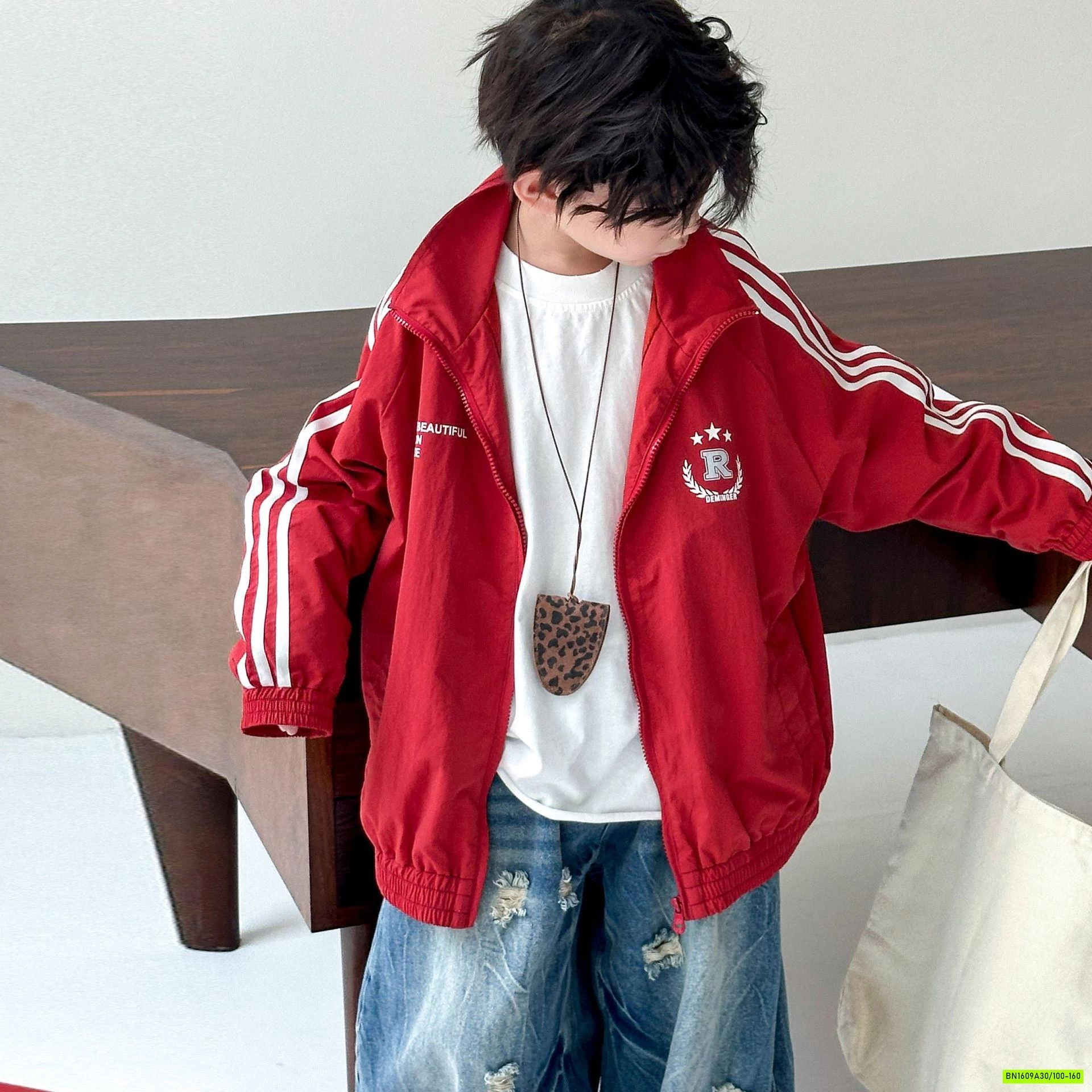 KHOÁC GIÓ ĐỎ SỌC VAI