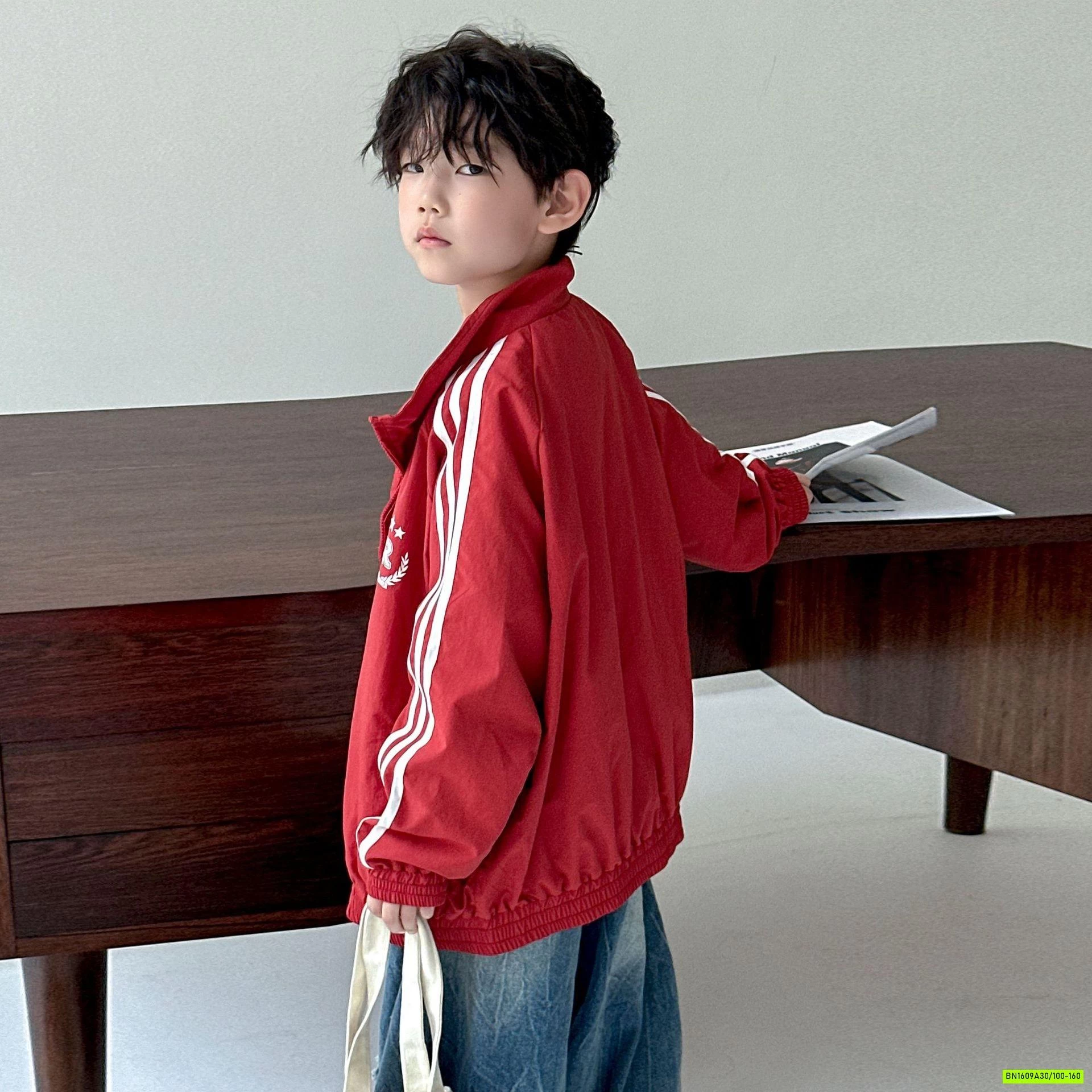 KHOÁC GIÓ ĐỎ SỌC VAI