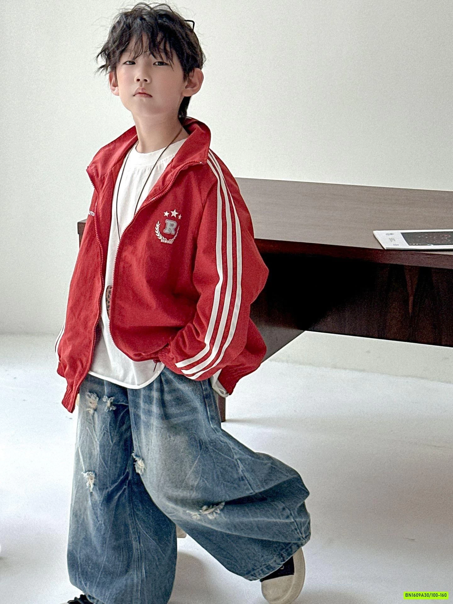 KHOÁC GIÓ ĐỎ SỌC VAI