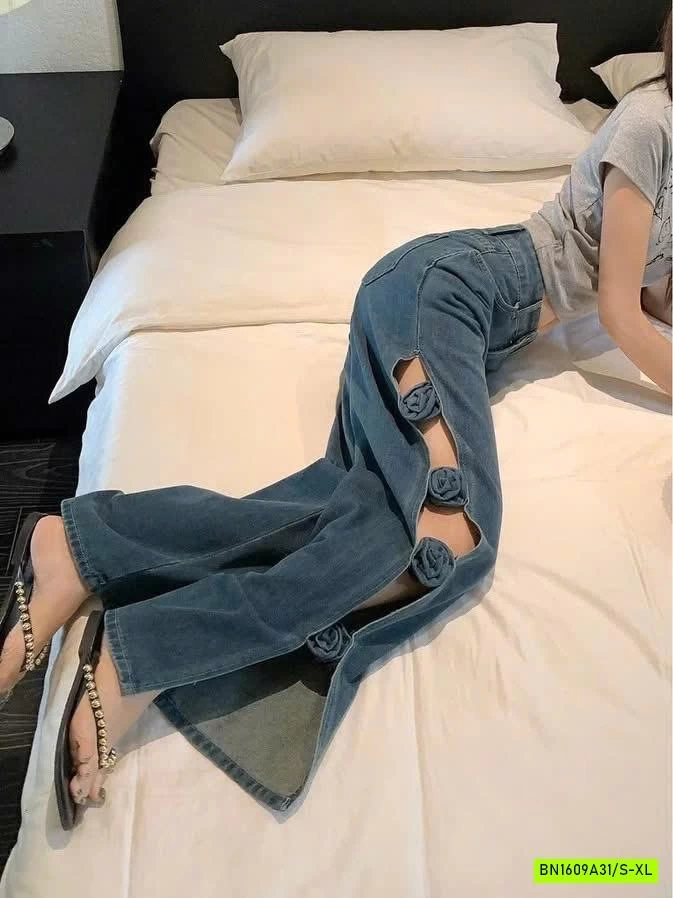 JEANS SUÔNG GẮN HOA HỌC BÊN