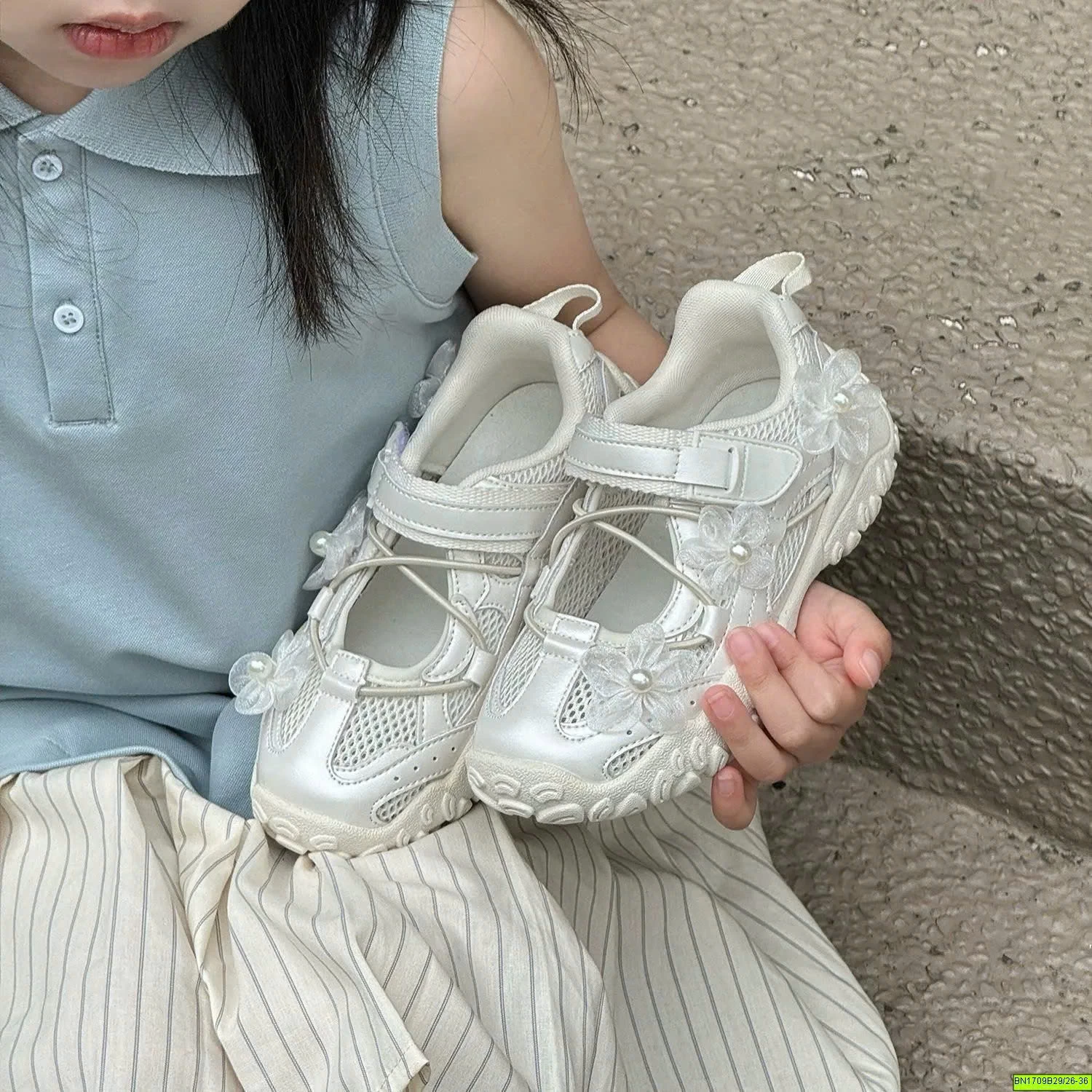 GIÀY RỌ THOÁNG KHÍ GẮN HOA BÉ GÁI