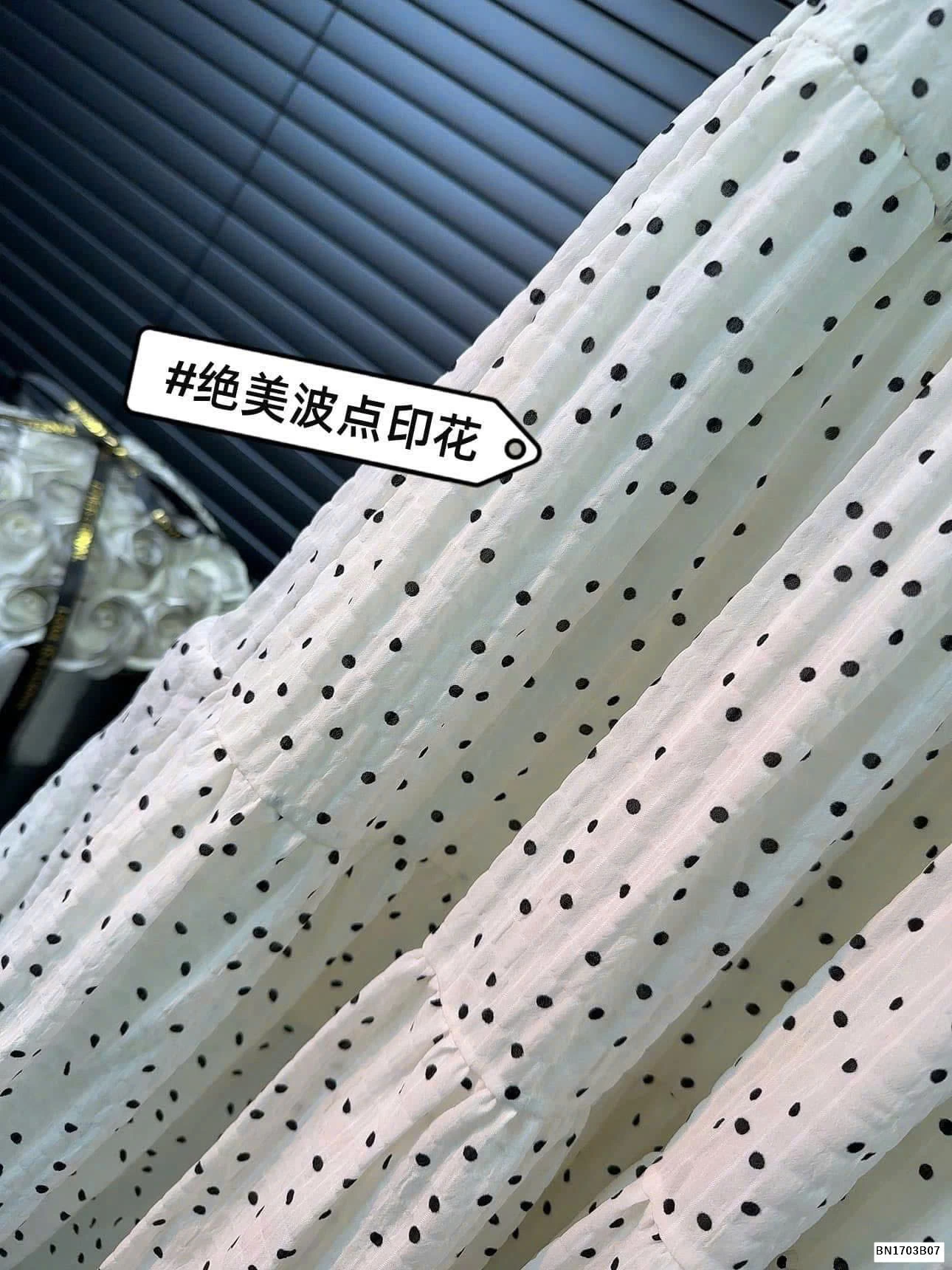 CHÂN VÁY CHẤM BI TQXK