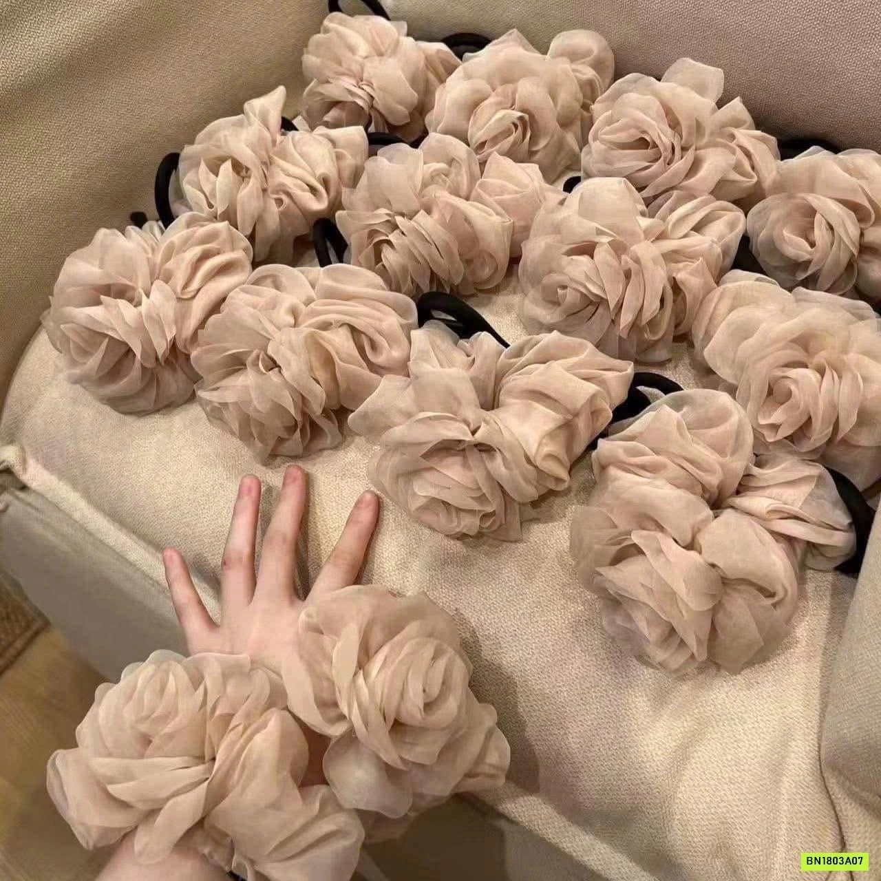 BUỘC TÓC HOA HỒNG