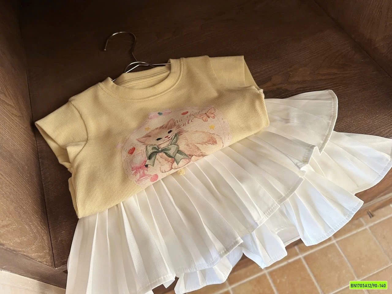 ÁO VÀNG MIX CV TRẮNG