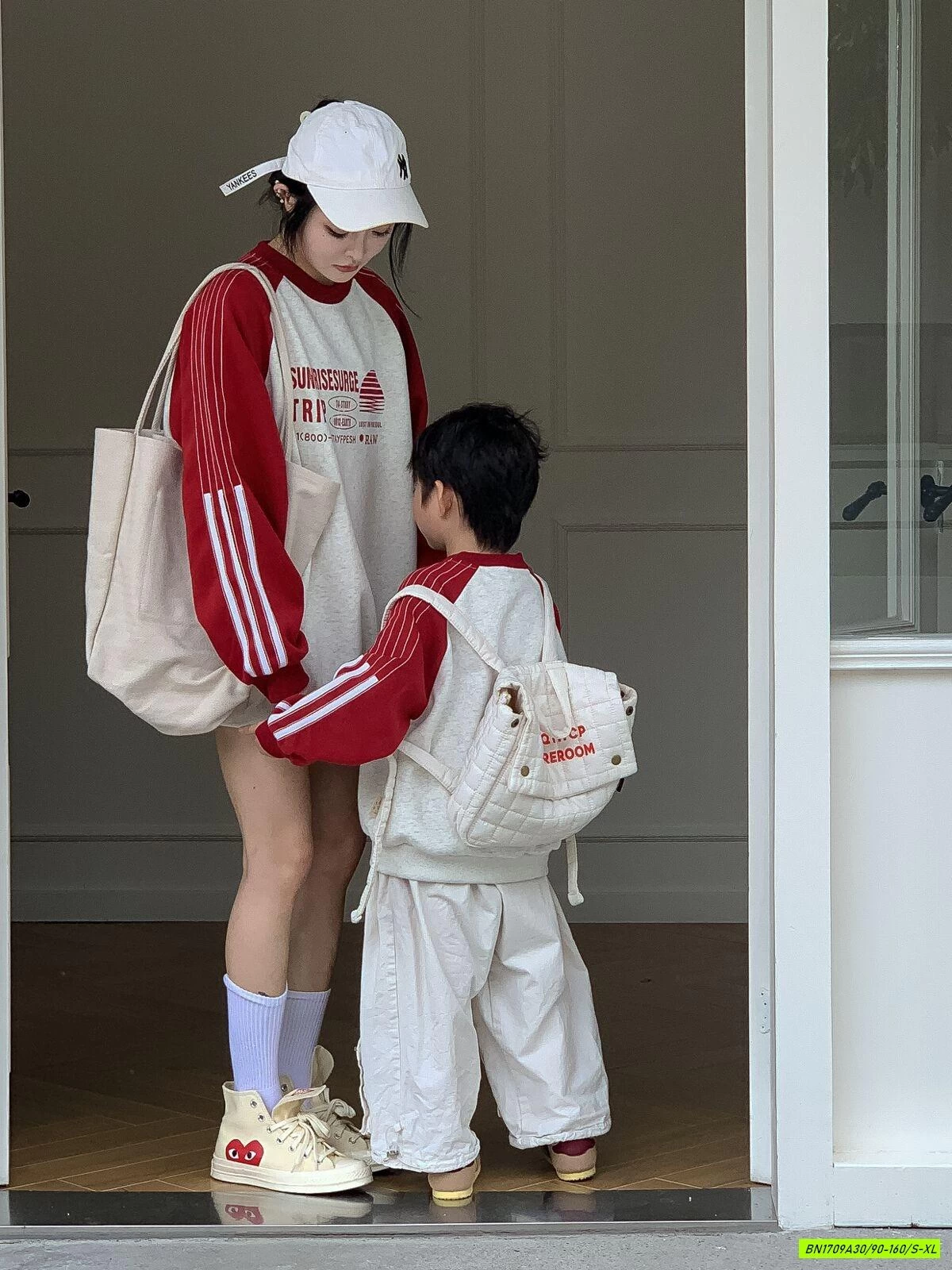 ÁO NỈ SỌC VAI MẸ BÉ