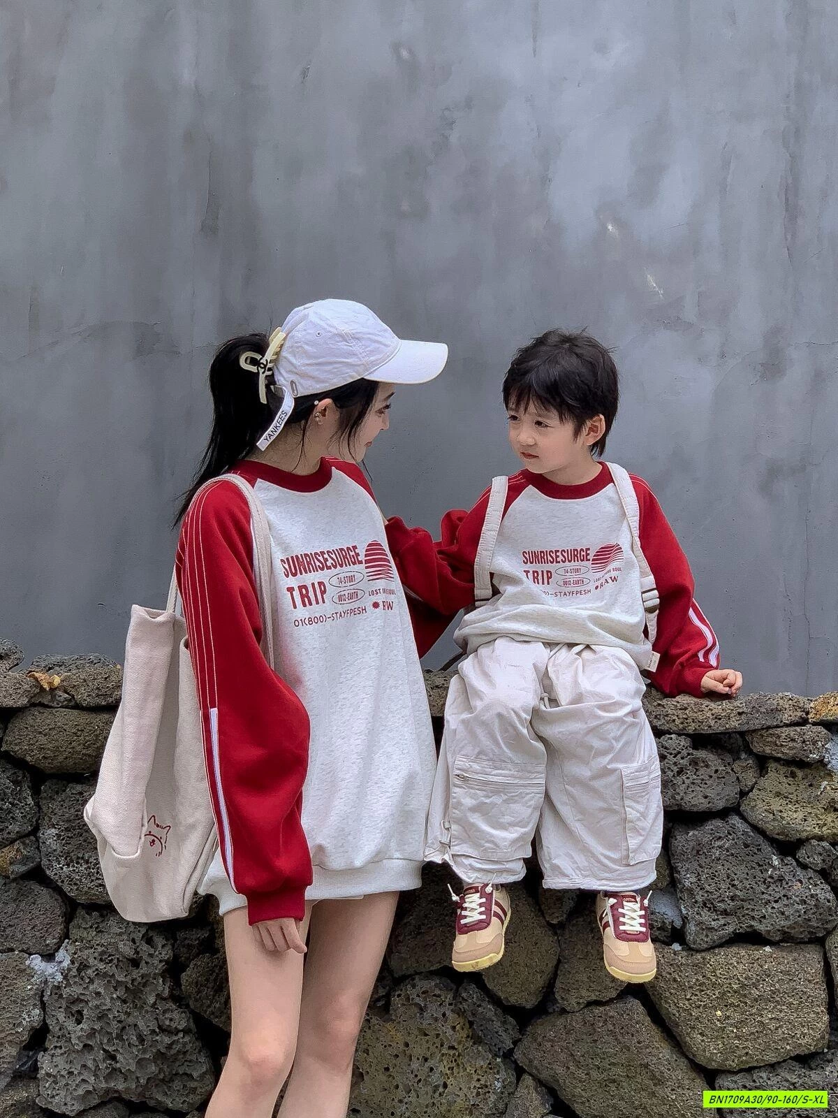 ÁO NỈ SỌC VAI MẸ BÉ