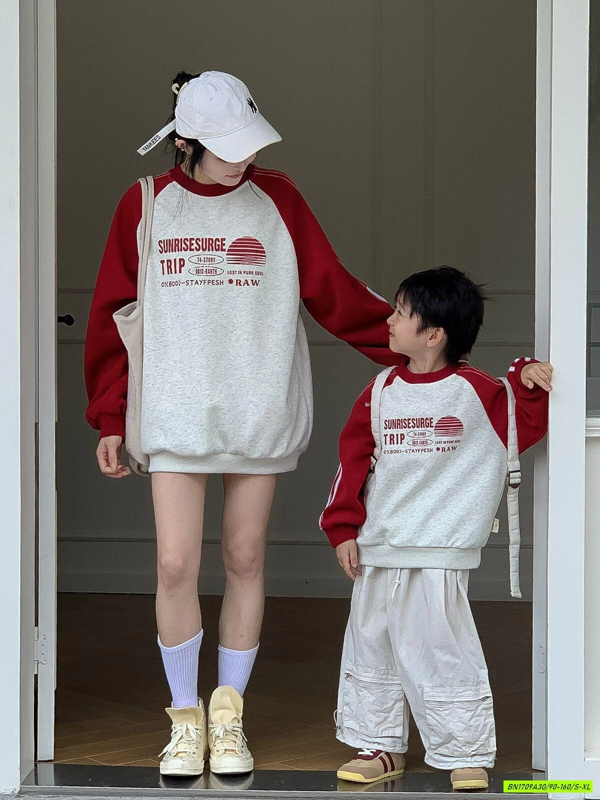 ÁO NỈ SỌC VAI MẸ BÉ